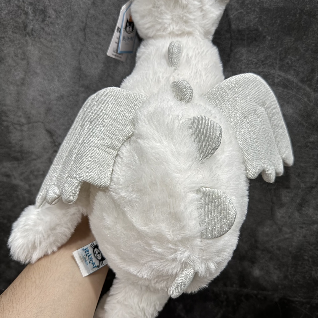 图片[6]-JELLYCAT 动物系列 动物 雪龙 有趣 白色 玩偶 毛绒公仔 50cm长nn全网最🔥Jellycat系列！n这次给大家一次性全全都上齐！n不仅仅是幼儿的陪伴玩偶更加是成年大儿童情绪价值的回收站nn还记得你的第一个毛绒玩偶是什么吗？n毛绒玩偶是我们童年时期的记忆和情感联系，可以唤起我们对过去美好时光的回忆。nn在寒冷或孤独的时刻，抱着毛绒玩偶可以给人一种温暖和安慰的感觉，帮助我们克服负面情绪。nn现在真的是越来越多成年人喜欢Jc玩偶🧸n这样一个品牌，在它的眼里，即使小朋友长大了，也还是需要可爱玩偶哄的，这就是被年轻人疯狂喜爱的JELLYCAT品牌。当玩偶有了不一样的人设、人格和故事，甚至拥有了自己的生活轨迹，即使从工厂批量生产的玩偶，也是人们心目中独一无二的。nn准备礼物还是要看JC，配有原装jc蓝色收纳袋n♻材质都是过出口欧盟en7标准的，没有任何异味，放心给孩子玩，这款不会掉毛nn以下玩偶，全部都是网上大热门的！n有绝版，有最新款，也有很难抢到的系列！n你所需要的 这里都有！n之前还没更上jc系列的，这次一定不要错过。n注意：毛绒玩具弄脏不退换 编码：G160180-鞋库