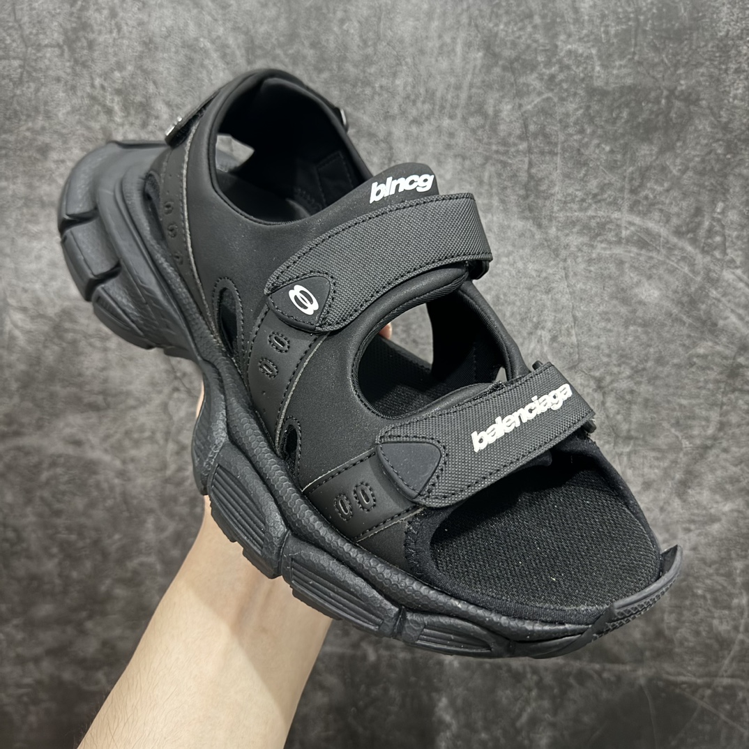 图片[3]-【XA版本】纯原版本Balenciagav 3XL SANDAL巴黎世家 黑色 聚氨酯舒适百搭沙滩凉鞋该鞋款的外观设计走在时尚前沿，简约休闲的风格适合日常穿搭，其独特的风格款式构成了品牌身份重要的一部分。n做旧工艺采用手工制作完成，每款鞋的做旧程度、大小及范围具有一定的差异性，或不对称性，请知悉。 尺码：35 36 37 38 39 40 41 42 43 44 45 46 编码：DF390410-鞋库