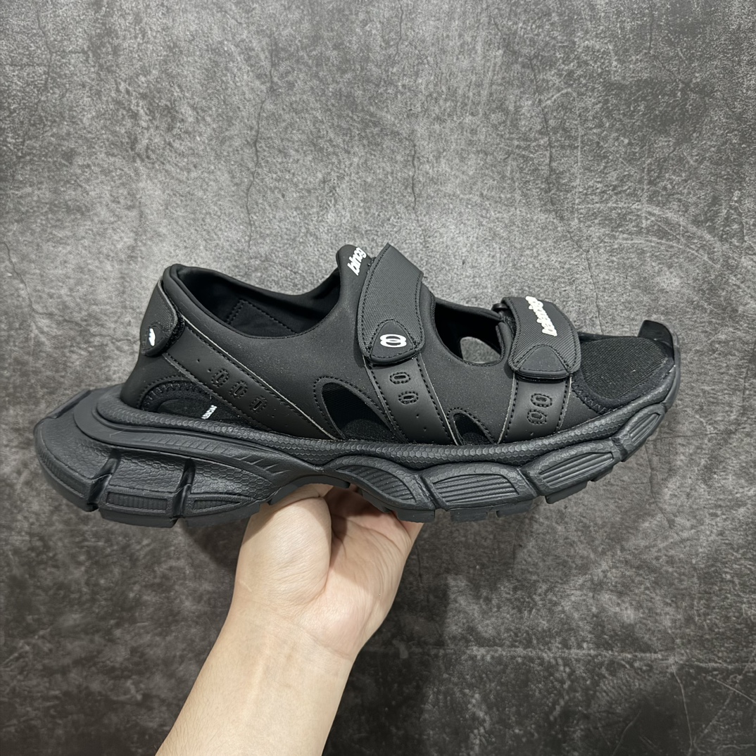 【XA版本】纯原版本Balenciagav 3XL SANDAL巴黎世家 黑色 聚氨酯舒适百搭沙滩凉鞋该鞋款的外观设计走在时尚前沿，简约休闲的风格适合日常穿搭，其独特的风格款式构成了品牌身份重要的一部分。n做旧工艺采用手工制作完成，每款鞋的做旧程度、大小及范围具有一定的差异性，或不对称性，请知悉。 尺码：35 36 37 38 39 40 41 42 43 44 45 46 编码：DF390410-鞋库