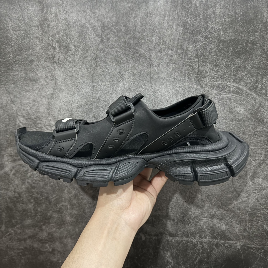 图片[2]-【XA版本】纯原版本Balenciagav 3XL SANDAL巴黎世家 黑色 聚氨酯舒适百搭沙滩凉鞋该鞋款的外观设计走在时尚前沿，简约休闲的风格适合日常穿搭，其独特的风格款式构成了品牌身份重要的一部分。n做旧工艺采用手工制作完成，每款鞋的做旧程度、大小及范围具有一定的差异性，或不对称性，请知悉。 尺码：35 36 37 38 39 40 41 42 43 44 45 46 编码：DF390410-鞋库