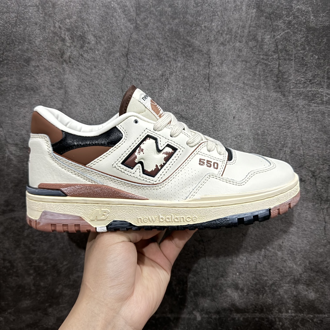 【公司级】NB新百伦New Balance NB550系列经典复古低帮休闲运动篮球板鞋550 其实发迹于1989 年 是品牌历史中一款十分小众的篮球鞋履 低筒的鞋身搭配上皮革的设定让其鞋型在现今看来相当复古 同时搭配上Aimé Leon Dore刻画的四款配色 都让这款低调鞋款冲上炒价热搜 也因此让更多鞋迷知悉这款NB 鞋履 相比NB 550 来说 Louis Vuitton 所发表的LV Trainer 运动鞋就是知名度较高的一款球鞋了 由品牌男装创意总监Virgil Abloh 利用复古篮球鞋作为灵感刻画而成 搭配上LV 高质感皮革的陪衬成为当今精品时尚球鞋的代表作品 仔细一看New Balance 550 与Louis Vuitton LV Trainer 都以「篮球鞋」为蓝图 复古鞋貌的特色氛围也极其相似  尺码：36 37 37.5 38 38.5 39 40 40.5 41.5 42 42.5 43 44 45 编码：LDS250260n-鞋库