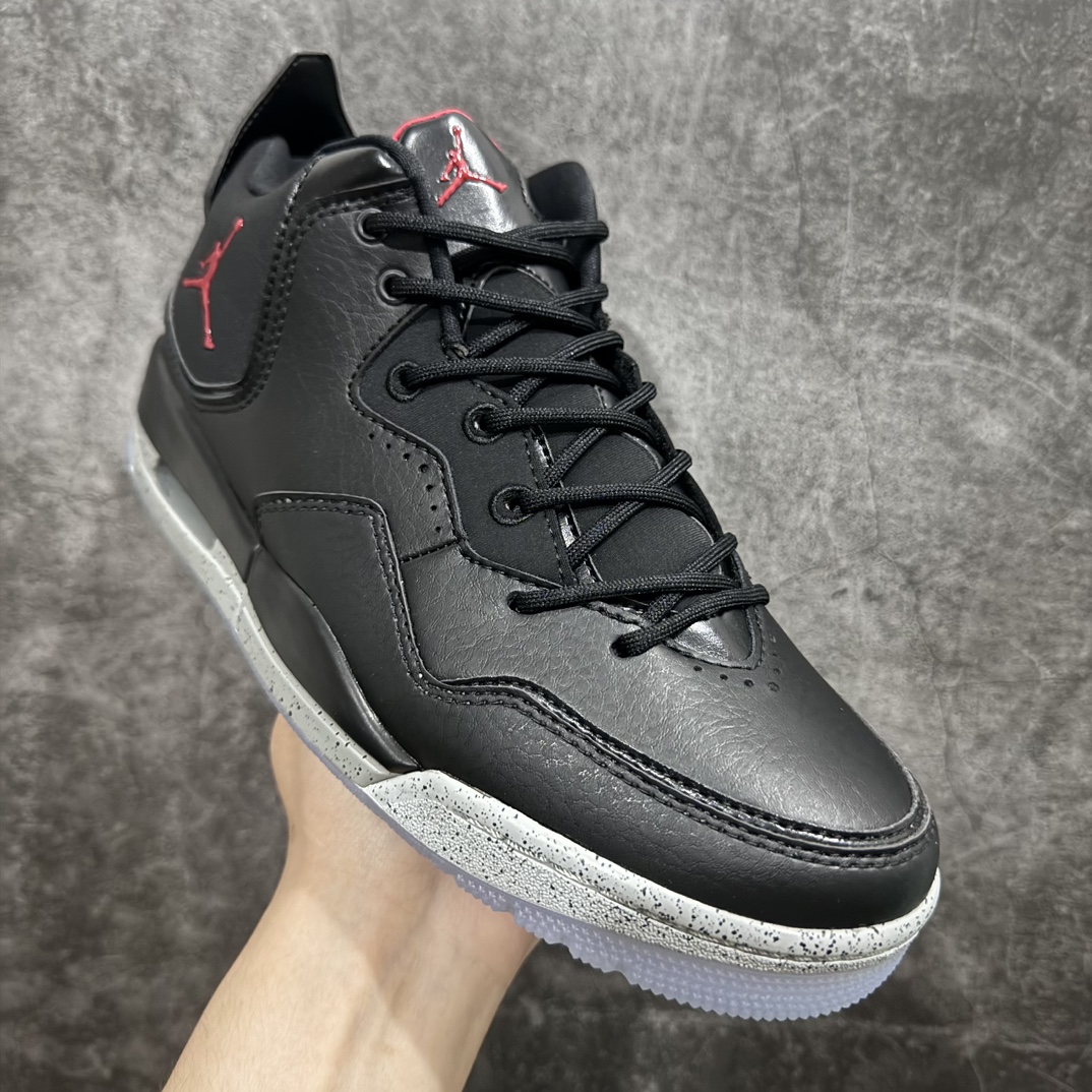 图片[3]-【PB纯原】Air Jordan Courtside AJ23 简版中帮复古休闲运动文化篮球鞋 AR1002-023市面唯一纯原批次 全套原纸板楦头开发 原厂大底磨具加持立体防滑纹理 原装可视Air Sole气垫 原汁原味最完美的版型 唯一正确鞋头趴度弧度高度鞋身腰线 作为AJ3到AJ4之间的过渡产品 之所以被称为AJ3的简版 它们的造型非常的相似但是也有一些差异 鞋面采用耐磨的牛剖层和人造革鞋面搭配 后跟可以明显看见Air Max气垫 出色的包裹效果让鞋子脚感非常舒适 也让脚掌以及脚面更加的贴合鞋子 在双脚落地产生冲击力的同时 可视气垫可以有效减缓力道 提高鞋子整体的稳定性 既能起到减震的作用 又能保证双足舒适的脚感 另外灵敏的Phylon中底以及鞋帮的设计 锁住双足 也为前掌提供了有效的包裹 内衬部分采用了透气的织物材料 为脚部的舒适脚感提供了充足的条件 最后就是大底部分 大底采用的是橡胶材质 无论是日常压马路还是简单的运动 都是可以驾驭 鞋底水波纹以及其他不规则图案 也保障了鞋子充足的防滑性以及耐磨性 尺码：36 36.5 37.5 38 38.5 39 40 40.5 41 42 42.5 43 44 45 46 47.5 编码：T1240250-莆田鞋批发中心