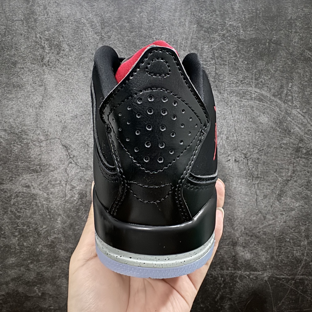 图片[4]-【PB纯原】Air Jordan Courtside AJ23 简版中帮复古休闲运动文化篮球鞋 AR1002-023市面唯一纯原批次 全套原纸板楦头开发 原厂大底磨具加持立体防滑纹理 原装可视Air Sole气垫 原汁原味最完美的版型 唯一正确鞋头趴度弧度高度鞋身腰线 作为AJ3到AJ4之间的过渡产品 之所以被称为AJ3的简版 它们的造型非常的相似但是也有一些差异 鞋面采用耐磨的牛剖层和人造革鞋面搭配 后跟可以明显看见Air Max气垫 出色的包裹效果让鞋子脚感非常舒适 也让脚掌以及脚面更加的贴合鞋子 在双脚落地产生冲击力的同时 可视气垫可以有效减缓力道 提高鞋子整体的稳定性 既能起到减震的作用 又能保证双足舒适的脚感 另外灵敏的Phylon中底以及鞋帮的设计 锁住双足 也为前掌提供了有效的包裹 内衬部分采用了透气的织物材料 为脚部的舒适脚感提供了充足的条件 最后就是大底部分 大底采用的是橡胶材质 无论是日常压马路还是简单的运动 都是可以驾驭 鞋底水波纹以及其他不规则图案 也保障了鞋子充足的防滑性以及耐磨性 尺码：36 36.5 37.5 38 38.5 39 40 40.5 41 42 42.5 43 44 45 46 47.5 编码：T1240250-莆田鞋批发中心