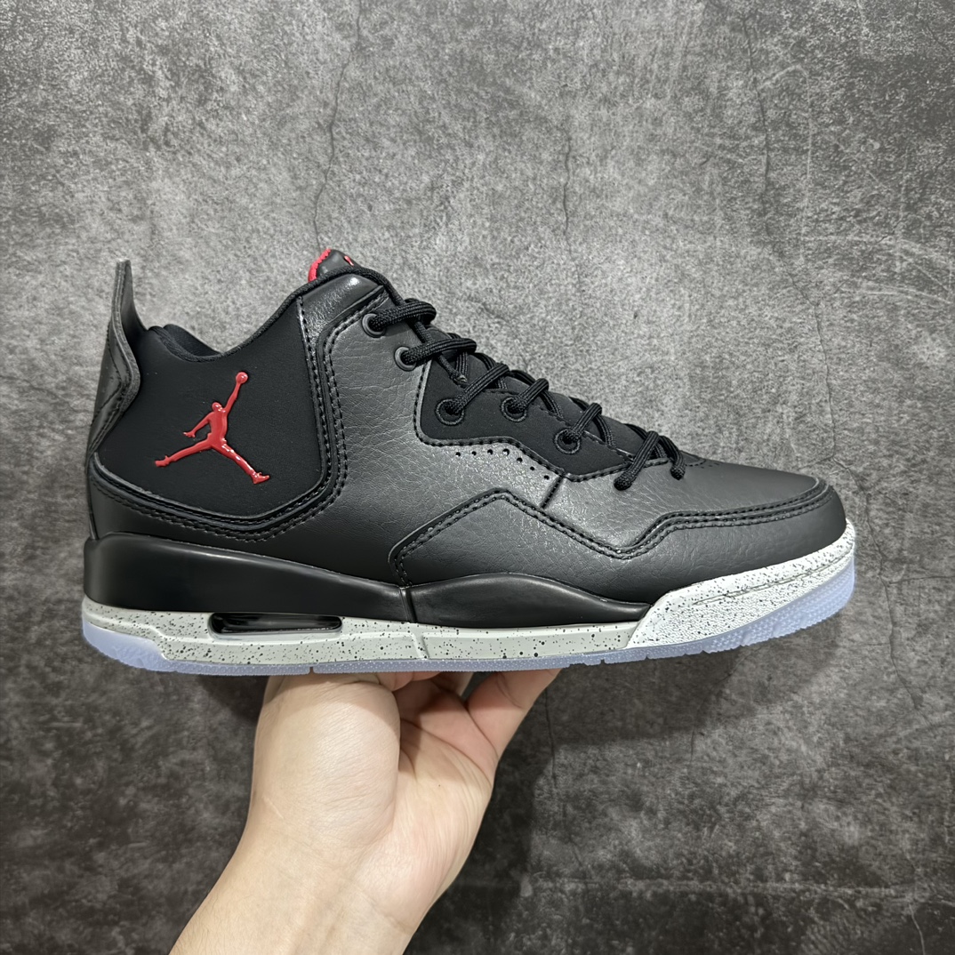 【PB纯原】Air Jordan Courtside AJ23 简版中帮复古休闲运动文化篮球鞋 AR1002-023市面唯一纯原批次 全套原纸板楦头开发 原厂大底磨具加持立体防滑纹理 原装可视Air Sole气垫 原汁原味最完美的版型 唯一正确鞋头趴度弧度高度鞋身腰线 作为AJ3到AJ4之间的过渡产品 之所以被称为AJ3的简版 它们的造型非常的相似但是也有一些差异 鞋面采用耐磨的牛剖层和人造革鞋面搭配 后跟可以明显看见Air Max气垫 出色的包裹效果让鞋子脚感非常舒适 也让脚掌以及脚面更加的贴合鞋子 在双脚落地产生冲击力的同时 可视气垫可以有效减缓力道 提高鞋子整体的稳定性 既能起到减震的作用 又能保证双足舒适的脚感 另外灵敏的Phylon中底以及鞋帮的设计 锁住双足 也为前掌提供了有效的包裹 内衬部分采用了透气的织物材料 为脚部的舒适脚感提供了充足的条件 最后就是大底部分 大底采用的是橡胶材质 无论是日常压马路还是简单的运动 都是可以驾驭 鞋底水波纹以及其他不规则图案 也保障了鞋子充足的防滑性以及耐磨性 尺码：36 36.5 37.5 38 38.5 39 40 40.5 41 42 42.5 43 44 45 46 47.5 编码：T1240250-莆田鞋批发中心