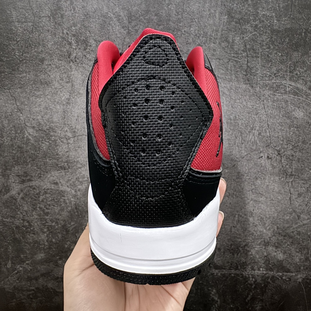 图片[4]-【PB纯原】Air Jordan Courtside AJ23 简版中帮复古休闲运动文化篮球鞋 AR1002-006n市面唯一纯原批次 全套原纸板楦头开发 原厂大底磨具加持立体防滑纹理 原装可视Air Sole气垫 原汁原味最完美的版型 唯一正确鞋头趴度弧度高度鞋身腰线 作为AJ3到AJ4之间的过渡产品 之所以被称为AJ3的简版 它们的造型非常的相似但是也有一些差异 鞋面采用耐磨的牛剖层和人造革鞋面搭配 后跟可以明显看见Air Max气垫 出色的包裹效果让鞋子脚感非常舒适 也让脚掌以及脚面更加的贴合鞋子 在双脚落地产生冲击力的同时 可视气垫可以有效减缓力道 提高鞋子整体的稳定性 既能起到减震的作用 又能保证双足舒适的脚感 另外灵敏的Phylon中底以及鞋帮的设计 锁住双足 也为前掌提供了有效的包裹 内衬部分采用了透气的织物材料 为脚部的舒适脚感提供了充足的条件 最后就是大底部分 大底采用的是橡胶材质 无论是日常压马路还是简单的运动 都是可以驾驭 鞋底水波纹以及其他不规则图案 也保障了鞋子充足的防滑性以及耐磨性 尺码：36 36.5 37.5 38 38.5 39 40 40.5 41 42 42.5 43 44 45 46 47.5 编码：T1240250-莆田鞋批发中心