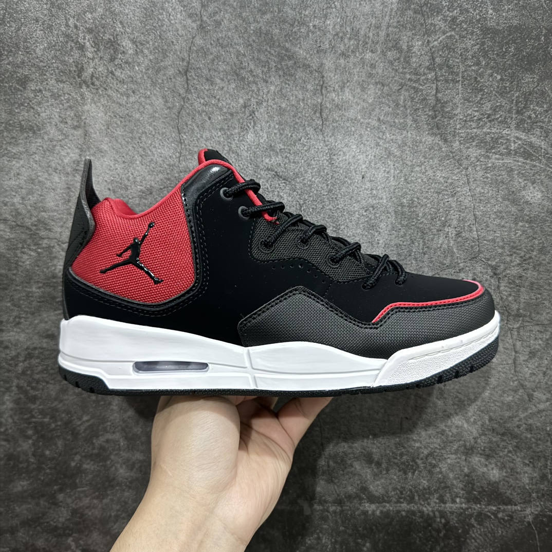 【PB纯原】Air Jordan Courtside AJ23 简版中帮复古休闲运动文化篮球鞋 AR1002-006n市面唯一纯原批次 全套原纸板楦头开发 原厂大底磨具加持立体防滑纹理 原装可视Air Sole气垫 原汁原味最完美的版型 唯一正确鞋头趴度弧度高度鞋身腰线 作为AJ3到AJ4之间的过渡产品 之所以被称为AJ3的简版 它们的造型非常的相似但是也有一些差异 鞋面采用耐磨的牛剖层和人造革鞋面搭配 后跟可以明显看见Air Max气垫 出色的包裹效果让鞋子脚感非常舒适 也让脚掌以及脚面更加的贴合鞋子 在双脚落地产生冲击力的同时 可视气垫可以有效减缓力道 提高鞋子整体的稳定性 既能起到减震的作用 又能保证双足舒适的脚感 另外灵敏的Phylon中底以及鞋帮的设计 锁住双足 也为前掌提供了有效的包裹 内衬部分采用了透气的织物材料 为脚部的舒适脚感提供了充足的条件 最后就是大底部分 大底采用的是橡胶材质 无论是日常压马路还是简单的运动 都是可以驾驭 鞋底水波纹以及其他不规则图案 也保障了鞋子充足的防滑性以及耐磨性 尺码：36 36.5 37.5 38 38.5 39 40 40.5 41 42 42.5 43 44 45 46 47.5 编码：T1240250-莆田鞋批发中心