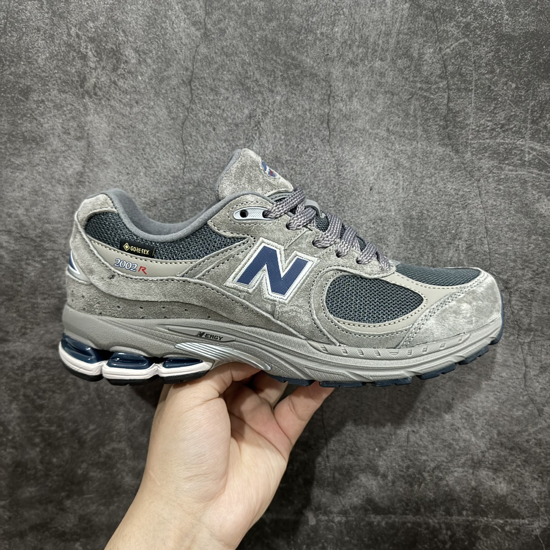 【小PF纯原】New Balance 2002R NB2002 男女休闲慢跑鞋 ML2002RXCnn原pf纯原工厂出品n保留原有的版型 清洁度和品质n材料有微调整 价格更具性价比n日韩出口特供订单配套商长期套现长期补货 全新货品正常出厂触屏不到的单价 超级跑量款全套原楦原纸板原厂数据开发 进口三明治网面原装进口翻毛皮料正确绒感卡色 正确中底拉帮中底网布细节 采用轻质牛剖革拼接透气网眼衬垫织物鞋面材质 T-Beam大底提供足步弓支撑 保持步态稳定 后跟搭载外露缓震胶 鞋身整体以各种深浅不一的灰色覆盖 鞋头以淡蓝色调装饰 网眼衬垫通过不规律的色块实现做旧的美感 泛黄的鞋底更是进一步增添了复古气息  尺码：36 37 37.5 38 38.5 39.5 40 40.5 41.5 42 42.5 43 44 44.5 45 编码：NM240260-莆田鞋批发中心