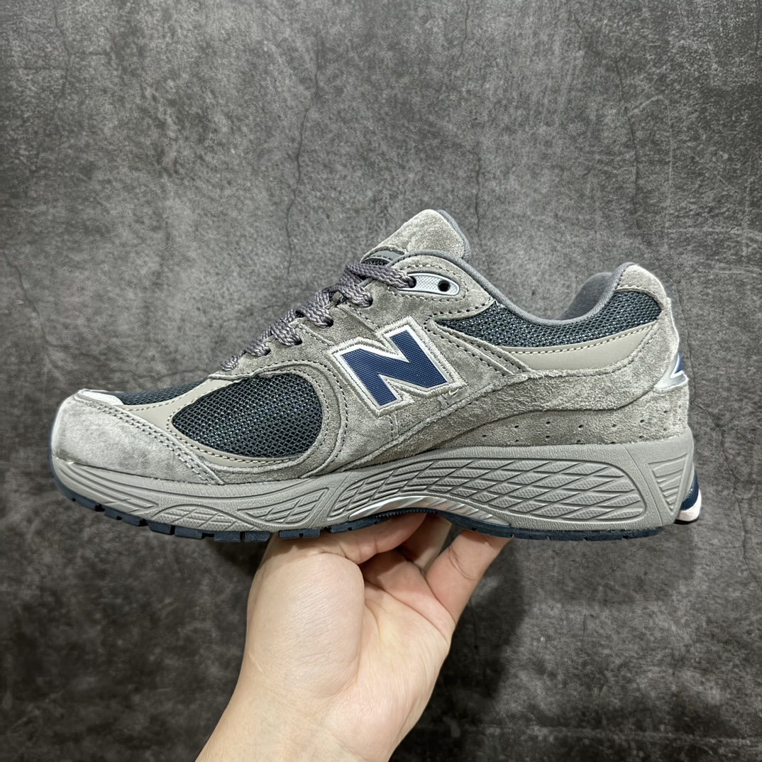 图片[2]-【小PF纯原】New Balance 2002R NB2002 男女休闲慢跑鞋 ML2002RXCnn原pf纯原工厂出品n保留原有的版型 清洁度和品质n材料有微调整 价格更具性价比n日韩出口特供订单配套商长期套现长期补货 全新货品正常出厂触屏不到的单价 超级跑量款全套原楦原纸板原厂数据开发 进口三明治网面原装进口翻毛皮料正确绒感卡色 正确中底拉帮中底网布细节 采用轻质牛剖革拼接透气网眼衬垫织物鞋面材质 T-Beam大底提供足步弓支撑 保持步态稳定 后跟搭载外露缓震胶 鞋身整体以各种深浅不一的灰色覆盖 鞋头以淡蓝色调装饰 网眼衬垫通过不规律的色块实现做旧的美感 泛黄的鞋底更是进一步增添了复古气息  尺码：36 37 37.5 38 38.5 39.5 40 40.5 41.5 42 42.5 43 44 44.5 45 编码：NM240260-莆田鞋批发中心