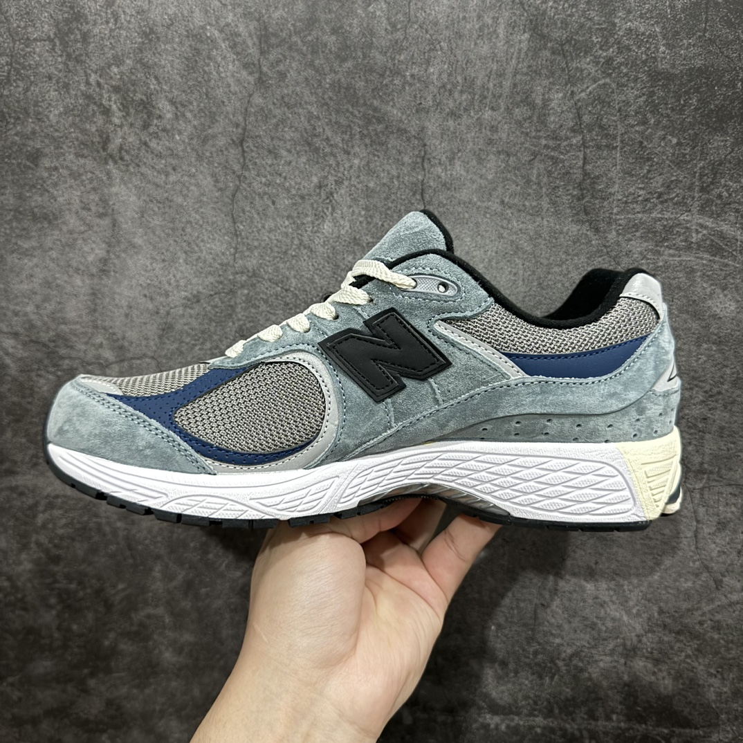 图片[2]-【小PF纯原】New Balance 2002R NB2002 男女休闲慢跑鞋 M2002RU2nn原pf纯原工厂出品n保留原有的版型 清洁度和品质n材料有微调整 价格更具性价比n日韩出口特供订单配套商长期套现长期补货 全新货品正常出厂触屏不到的单价 超级跑量款全套原楦原纸板原厂数据开发 进口三明治网面原装进口翻毛皮料正确绒感卡色 正确中底拉帮中底网布细节 采用轻质牛剖革拼接透气网眼衬垫织物鞋面材质 T-Beam大底提供足步弓支撑 保持步态稳定 后跟搭载外露缓震胶 鞋身整体以各种深浅不一的灰色覆盖 鞋头以淡蓝色调装饰 网眼衬垫通过不规律的色块实现做旧的美感 泛黄的鞋底更是进一步增添了复古气息  尺码：36 37 37.5 38 38.5 39.5 40 40.5 41.5 42 42.5 43 44 44.5 45 编码：NM240260-莆田鞋批发中心