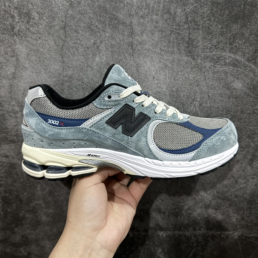 【小PF纯原】New Balance 2002R NB2002 男女休闲慢跑鞋 M2002RU2nn原pf纯原工厂出品n保留原有的版型 清洁度和品质n材料有微调整 价格更具性价比n日韩出口特供订单配套商长期套现长期补货 全新货品正常出厂触屏不到的单价 超级跑量款全套原楦原纸板原厂数据开发 进口三明治网面原装进口翻毛皮料正确绒感卡色 正确中底拉帮中底网布细节 采用轻质牛剖革拼接透气网眼衬垫织物鞋面材质 T-Beam大底提供足步弓支撑 保持步态稳定 后跟搭载外露缓震胶 鞋身整体以各种深浅不一的灰色覆盖 鞋头以淡蓝色调装饰 网眼衬垫通过不规律的色块实现做旧的美感 泛黄的鞋底更是进一步增添了复古气息  尺码：36 37 37.5 38 38.5 39.5 40 40.5 41.5 42 42.5 43 44 44.5 45 编码：NM240260-莆田鞋批发中心