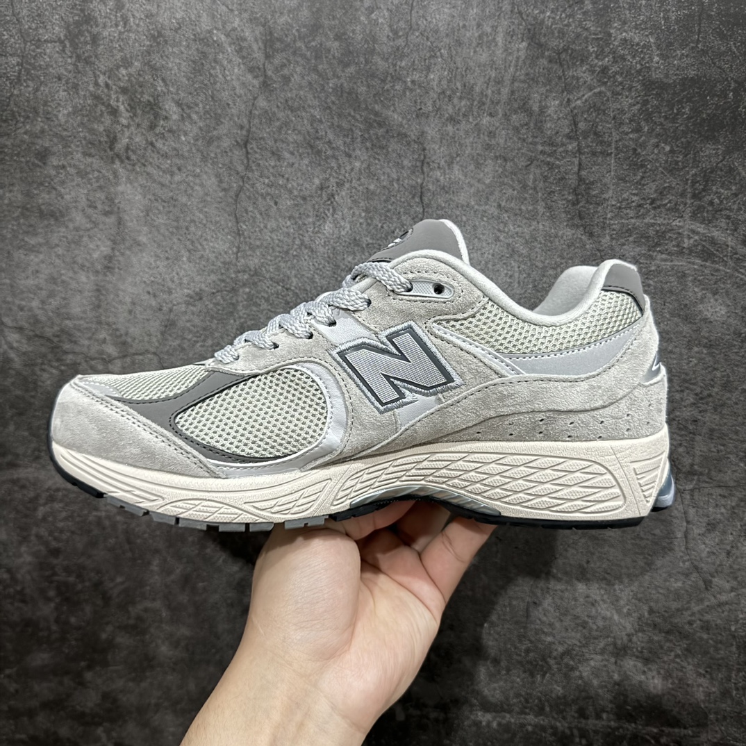 图片[2]-【小PF纯原】New Balance 2002R NB2002 男女休闲慢跑鞋 ML2002ROnn原pf纯原工厂出品n保留原有的版型 清洁度和品质n材料有微调整 价格更具性价比n日韩出口特供订单配套商长期套现长期补货 全新货品正常出厂触屏不到的单价 超级跑量款全套原楦原纸板原厂数据开发 进口三明治网面原装进口翻毛皮料正确绒感卡色 正确中底拉帮中底网布细节 采用轻质牛剖革拼接透气网眼衬垫织物鞋面材质 T-Beam大底提供足步弓支撑 保持步态稳定 后跟搭载外露缓震胶 鞋身整体以各种深浅不一的灰色覆盖 鞋头以淡蓝色调装饰 网眼衬垫通过不规律的色块实现做旧的美感 泛黄的鞋底更是进一步增添了复古气息  尺码：36 37 37.5 38 38.5 39.5 40 40.5 41.5 42 42.5 43 44 44.5 45 编码：NM240260-莆田鞋批发中心