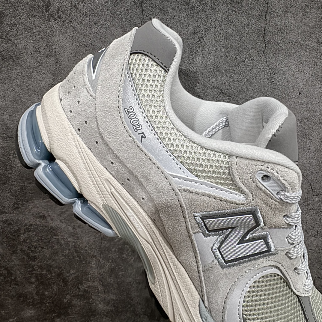 图片[7]-【小PF纯原】New Balance 2002R NB2002 男女休闲慢跑鞋 ML2002ROnn原pf纯原工厂出品n保留原有的版型 清洁度和品质n材料有微调整 价格更具性价比n日韩出口特供订单配套商长期套现长期补货 全新货品正常出厂触屏不到的单价 超级跑量款全套原楦原纸板原厂数据开发 进口三明治网面原装进口翻毛皮料正确绒感卡色 正确中底拉帮中底网布细节 采用轻质牛剖革拼接透气网眼衬垫织物鞋面材质 T-Beam大底提供足步弓支撑 保持步态稳定 后跟搭载外露缓震胶 鞋身整体以各种深浅不一的灰色覆盖 鞋头以淡蓝色调装饰 网眼衬垫通过不规律的色块实现做旧的美感 泛黄的鞋底更是进一步增添了复古气息  尺码：36 37 37.5 38 38.5 39.5 40 40.5 41.5 42 42.5 43 44 44.5 45 编码：NM240260-莆田鞋批发中心