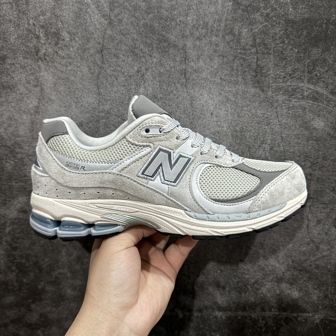 【小PF纯原】New Balance 2002R NB2002 男女休闲慢跑鞋 ML2002ROnn原pf纯原工厂出品n保留原有的版型 清洁度和品质n材料有微调整 价格更具性价比n日韩出口特供订单配套商长期套现长期补货 全新货品正常出厂触屏不到的单价 超级跑量款全套原楦原纸板原厂数据开发 进口三明治网面原装进口翻毛皮料正确绒感卡色 正确中底拉帮中底网布细节 采用轻质牛剖革拼接透气网眼衬垫织物鞋面材质 T-Beam大底提供足步弓支撑 保持步态稳定 后跟搭载外露缓震胶 鞋身整体以各种深浅不一的灰色覆盖 鞋头以淡蓝色调装饰 网眼衬垫通过不规律的色块实现做旧的美感 泛黄的鞋底更是进一步增添了复古气息  尺码：36 37 37.5 38 38.5 39.5 40 40.5 41.5 42 42.5 43 44 44.5 45 编码：NM240260-莆田鞋批发中心