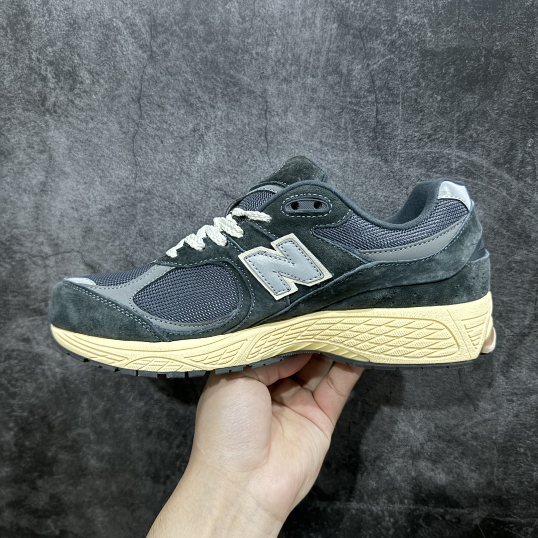 图片[2]-【小PF纯原】New Balance 2002R NB2002 男女休闲慢跑鞋 M2002RHOnn原pf纯原工厂出品n保留原有的版型 清洁度和品质n材料有微调整 价格更具性价比n日韩出口特供订单配套商长期套现长期补货 全新货品正常出厂触屏不到的单价 超级跑量款全套原楦原纸板原厂数据开发 进口三明治网面原装进口翻毛皮料正确绒感卡色 正确中底拉帮中底网布细节 采用轻质牛剖革拼接透气网眼衬垫织物鞋面材质 T-Beam大底提供足步弓支撑 保持步态稳定 后跟搭载外露缓震胶 鞋身整体以各种深浅不一的灰色覆盖 鞋头以淡蓝色调装饰 网眼衬垫通过不规律的色块实现做旧的美感 泛黄的鞋底更是进一步增添了复古气息  尺码：36 37 37.5 38 38.5 39.5 40 40.5 41.5 42 42.5 43 44 44.5 45 编码：NM240260-莆田鞋批发中心