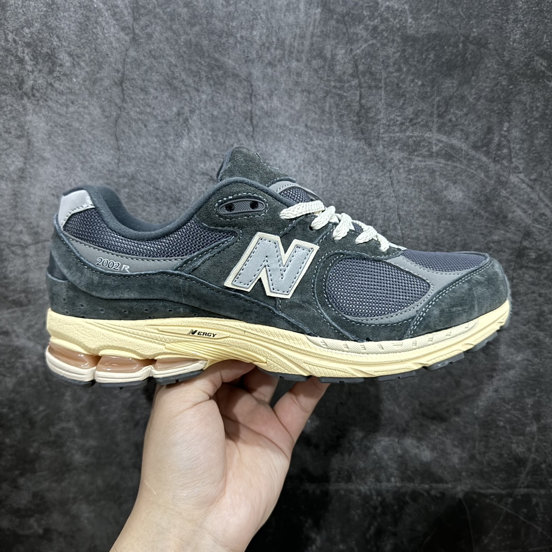 【小PF纯原】New Balance 2002R NB2002 男女休闲慢跑鞋 M2002RHOnn原pf纯原工厂出品n保留原有的版型 清洁度和品质n材料有微调整 价格更具性价比n日韩出口特供订单配套商长期套现长期补货 全新货品正常出厂触屏不到的单价 超级跑量款全套原楦原纸板原厂数据开发 进口三明治网面原装进口翻毛皮料正确绒感卡色 正确中底拉帮中底网布细节 采用轻质牛剖革拼接透气网眼衬垫织物鞋面材质 T-Beam大底提供足步弓支撑 保持步态稳定 后跟搭载外露缓震胶 鞋身整体以各种深浅不一的灰色覆盖 鞋头以淡蓝色调装饰 网眼衬垫通过不规律的色块实现做旧的美感 泛黄的鞋底更是进一步增添了复古气息  尺码：36 37 37.5 38 38.5 39.5 40 40.5 41.5 42 42.5 43 44 44.5 45 编码：NM240260-莆田鞋批发中心