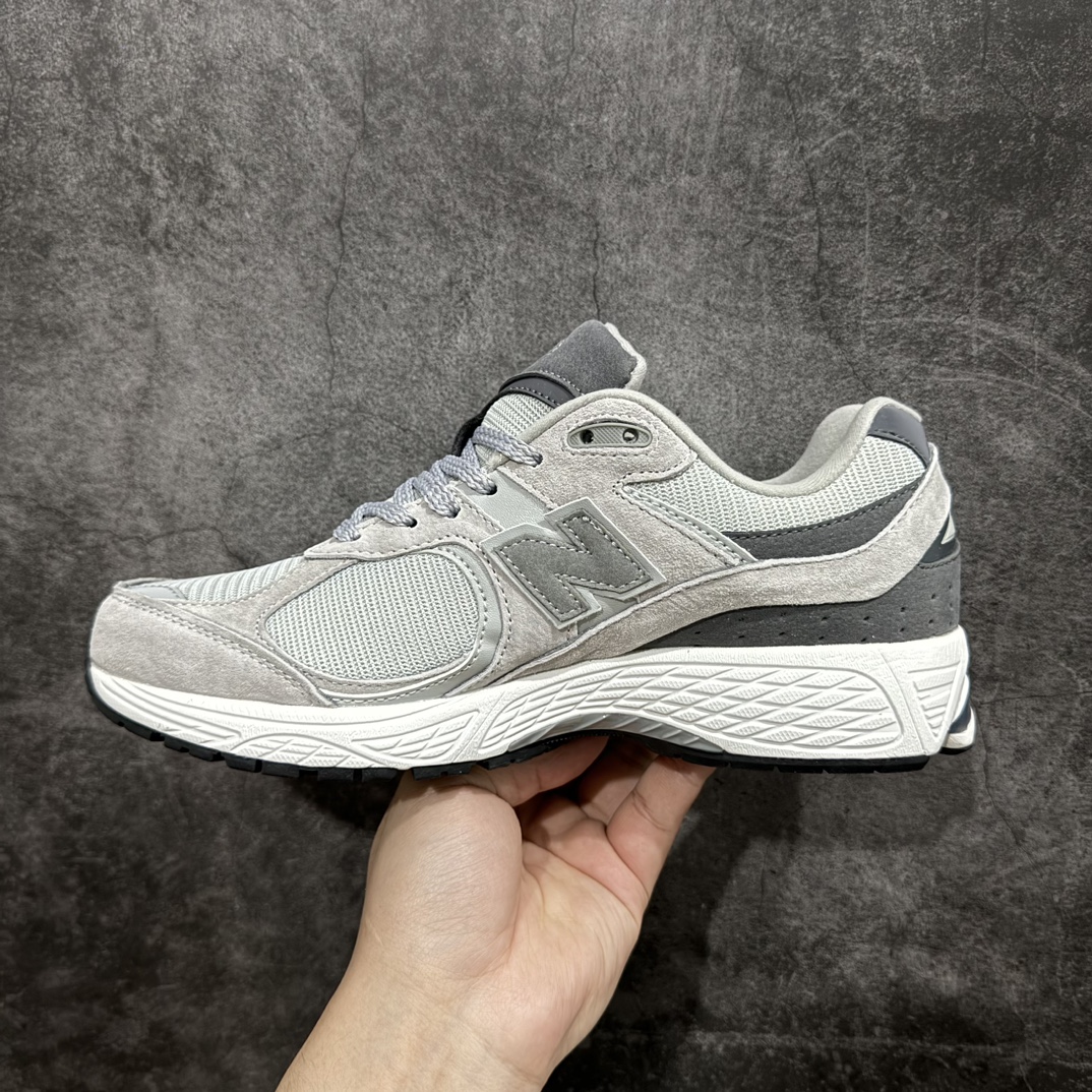 图片[2]-【小PF纯原】New Balance 2002R NB2002 男女休闲慢跑鞋 ML2002RJDnn原pf纯原工厂出品n保留原有的版型 清洁度和品质n材料有微调整 价格更具性价比n日韩出口特供订单配套商长期套现长期补货 全新货品正常出厂触屏不到的单价 超级跑量款全套原楦原纸板原厂数据开发 进口三明治网面原装进口翻毛皮料正确绒感卡色 正确中底拉帮中底网布细节 采用轻质牛剖革拼接透气网眼衬垫织物鞋面材质 T-Beam大底提供足步弓支撑 保持步态稳定 后跟搭载外露缓震胶 鞋身整体以各种深浅不一的灰色覆盖 鞋头以淡蓝色调装饰 网眼衬垫通过不规律的色块实现做旧的美感 泛黄的鞋底更是进一步增添了复古气息  尺码：36 37 37.5 38 38.5 39.5 40 40.5 41.5 42 42.5 43 44 44.5 45 编码：NM240260-莆田鞋批发中心