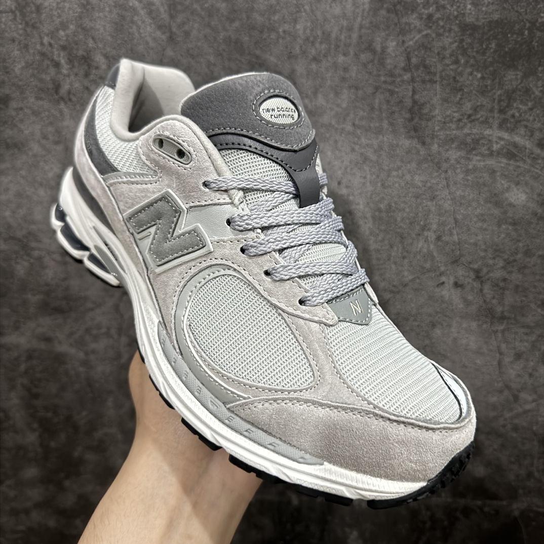 图片[3]-【小PF纯原】New Balance 2002R NB2002 男女休闲慢跑鞋 ML2002RJDnn原pf纯原工厂出品n保留原有的版型 清洁度和品质n材料有微调整 价格更具性价比n日韩出口特供订单配套商长期套现长期补货 全新货品正常出厂触屏不到的单价 超级跑量款全套原楦原纸板原厂数据开发 进口三明治网面原装进口翻毛皮料正确绒感卡色 正确中底拉帮中底网布细节 采用轻质牛剖革拼接透气网眼衬垫织物鞋面材质 T-Beam大底提供足步弓支撑 保持步态稳定 后跟搭载外露缓震胶 鞋身整体以各种深浅不一的灰色覆盖 鞋头以淡蓝色调装饰 网眼衬垫通过不规律的色块实现做旧的美感 泛黄的鞋底更是进一步增添了复古气息  尺码：36 37 37.5 38 38.5 39.5 40 40.5 41.5 42 42.5 43 44 44.5 45 编码：NM240260-莆田鞋批发中心