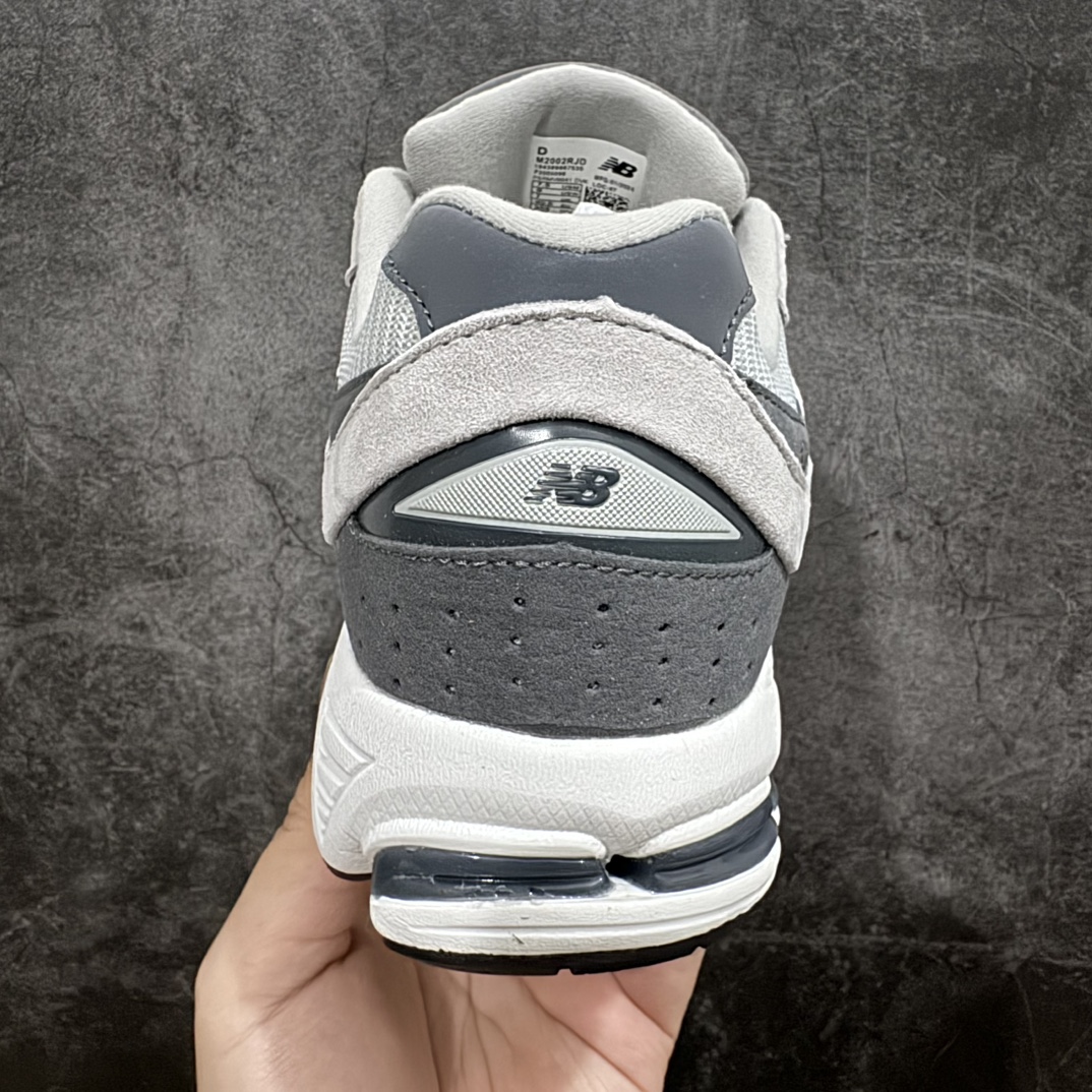 图片[4]-【小PF纯原】New Balance 2002R NB2002 男女休闲慢跑鞋 ML2002RJDnn原pf纯原工厂出品n保留原有的版型 清洁度和品质n材料有微调整 价格更具性价比n日韩出口特供订单配套商长期套现长期补货 全新货品正常出厂触屏不到的单价 超级跑量款全套原楦原纸板原厂数据开发 进口三明治网面原装进口翻毛皮料正确绒感卡色 正确中底拉帮中底网布细节 采用轻质牛剖革拼接透气网眼衬垫织物鞋面材质 T-Beam大底提供足步弓支撑 保持步态稳定 后跟搭载外露缓震胶 鞋身整体以各种深浅不一的灰色覆盖 鞋头以淡蓝色调装饰 网眼衬垫通过不规律的色块实现做旧的美感 泛黄的鞋底更是进一步增添了复古气息  尺码：36 37 37.5 38 38.5 39.5 40 40.5 41.5 42 42.5 43 44 44.5 45 编码：NM240260-莆田鞋批发中心