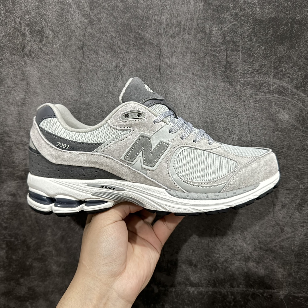 【小PF纯原】New Balance 2002R NB2002 男女休闲慢跑鞋 ML2002RJDnn原pf纯原工厂出品n保留原有的版型 清洁度和品质n材料有微调整 价格更具性价比n日韩出口特供订单配套商长期套现长期补货 全新货品正常出厂触屏不到的单价 超级跑量款全套原楦原纸板原厂数据开发 进口三明治网面原装进口翻毛皮料正确绒感卡色 正确中底拉帮中底网布细节 采用轻质牛剖革拼接透气网眼衬垫织物鞋面材质 T-Beam大底提供足步弓支撑 保持步态稳定 后跟搭载外露缓震胶 鞋身整体以各种深浅不一的灰色覆盖 鞋头以淡蓝色调装饰 网眼衬垫通过不规律的色块实现做旧的美感 泛黄的鞋底更是进一步增添了复古气息  尺码：36 37 37.5 38 38.5 39.5 40 40.5 41.5 42 42.5 43 44 44.5 45 编码：NM240260-莆田鞋批发中心