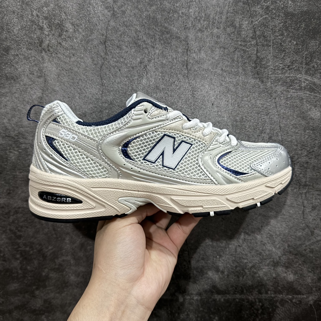 【小PF纯原】New Balance 530 NB530 男女休闲慢跑鞋 MR530KAnn原pf纯原工厂出品n保留原有的版型 清洁度和品质n材料有微调整 价格更具性价比n日韩出口特供订单配套商长期套现长期补货 全新货品正常出厂触屏不到的单价 超级跑量款全套原楦原纸板原厂数据开发 进口三明治网面原装进口翻毛皮料正确绒感卡色 正确中底拉帮中底网布细节 采用轻质牛剖革拼接透气网眼衬垫织物鞋面材质 T-Beam大底提供足步弓支撑 保持步态稳定 后跟搭载外露缓震胶 鞋身整体以各种深浅不一的灰色覆盖 鞋头以淡蓝色调装饰 网眼衬垫通过不规律的色块实现做旧的美感 泛黄的鞋底更是进一步增添了复古气息  尺码：36 37 37.5 38 38.5 39.5 40 40.5 41.5 42 42.5 43 44 44.5 45 编码：NM220240-莆田鞋批发中心