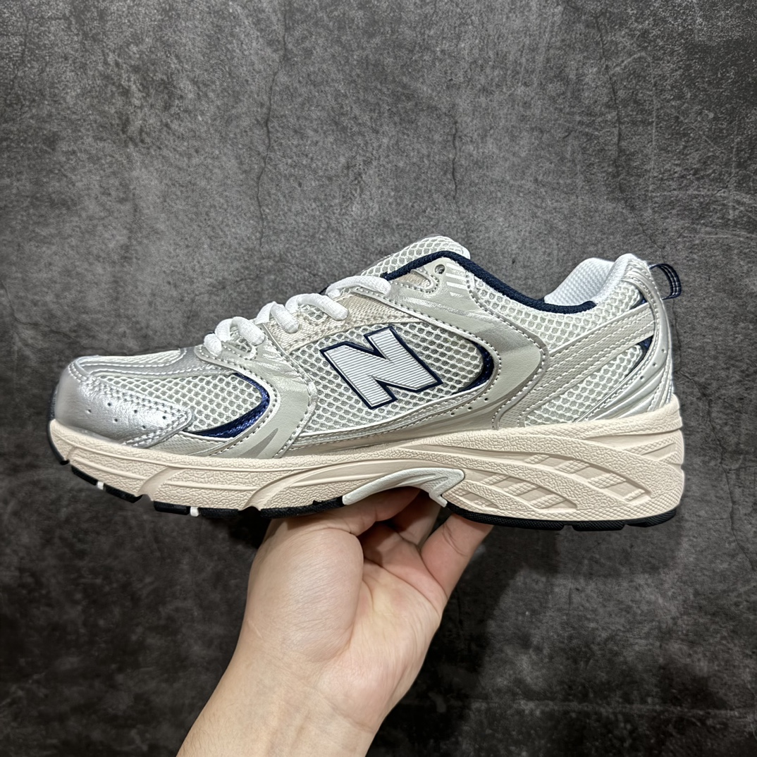 图片[2]-【小PF纯原】New Balance 530 NB530 男女休闲慢跑鞋 MR530KAnn原pf纯原工厂出品n保留原有的版型 清洁度和品质n材料有微调整 价格更具性价比n日韩出口特供订单配套商长期套现长期补货 全新货品正常出厂触屏不到的单价 超级跑量款全套原楦原纸板原厂数据开发 进口三明治网面原装进口翻毛皮料正确绒感卡色 正确中底拉帮中底网布细节 采用轻质牛剖革拼接透气网眼衬垫织物鞋面材质 T-Beam大底提供足步弓支撑 保持步态稳定 后跟搭载外露缓震胶 鞋身整体以各种深浅不一的灰色覆盖 鞋头以淡蓝色调装饰 网眼衬垫通过不规律的色块实现做旧的美感 泛黄的鞋底更是进一步增添了复古气息  尺码：36 37 37.5 38 38.5 39.5 40 40.5 41.5 42 42.5 43 44 44.5 45 编码：NM220240-莆田鞋批发中心