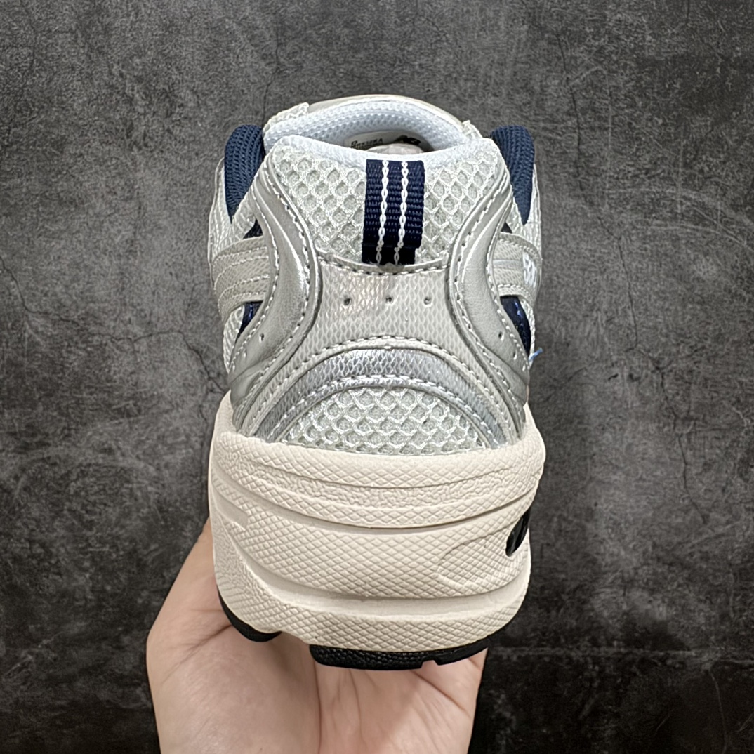 图片[4]-【小PF纯原】New Balance 530 NB530 男女休闲慢跑鞋 MR530KAnn原pf纯原工厂出品n保留原有的版型 清洁度和品质n材料有微调整 价格更具性价比n日韩出口特供订单配套商长期套现长期补货 全新货品正常出厂触屏不到的单价 超级跑量款全套原楦原纸板原厂数据开发 进口三明治网面原装进口翻毛皮料正确绒感卡色 正确中底拉帮中底网布细节 采用轻质牛剖革拼接透气网眼衬垫织物鞋面材质 T-Beam大底提供足步弓支撑 保持步态稳定 后跟搭载外露缓震胶 鞋身整体以各种深浅不一的灰色覆盖 鞋头以淡蓝色调装饰 网眼衬垫通过不规律的色块实现做旧的美感 泛黄的鞋底更是进一步增添了复古气息  尺码：36 37 37.5 38 38.5 39.5 40 40.5 41.5 42 42.5 43 44 44.5 45 编码：NM220240-莆田鞋批发中心