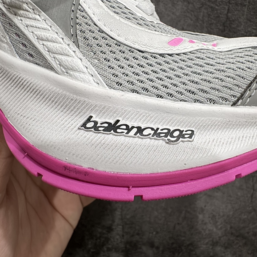 图片[2]-【XA版】巴黎世家BALENCIAGA Circuit Sneakers 环道系列低帮复古阔型底姥爹风潮流百搭休闲慢跑鞋 13代白灰粉nn原厂原档案开发 原盒原标原厂组合底开模 采用原厂材料n所有细节做工全方位比对原鞋n从里到外一切百分百还原官方配置nn此代设计真真的打破了巴黎世家以往的风格路线 整体鞋身采用透气网面 纳米材料 加上轻度的做旧风格 脚感真真的超级轻盈 整体延续了运动鞋的设计流线 上脚轻盈舒适 相比于之前巴黎夸张的版型 真真的夏季运动跑步鞋  尺码：35-40全码出货 编码：DF370390-鞋库