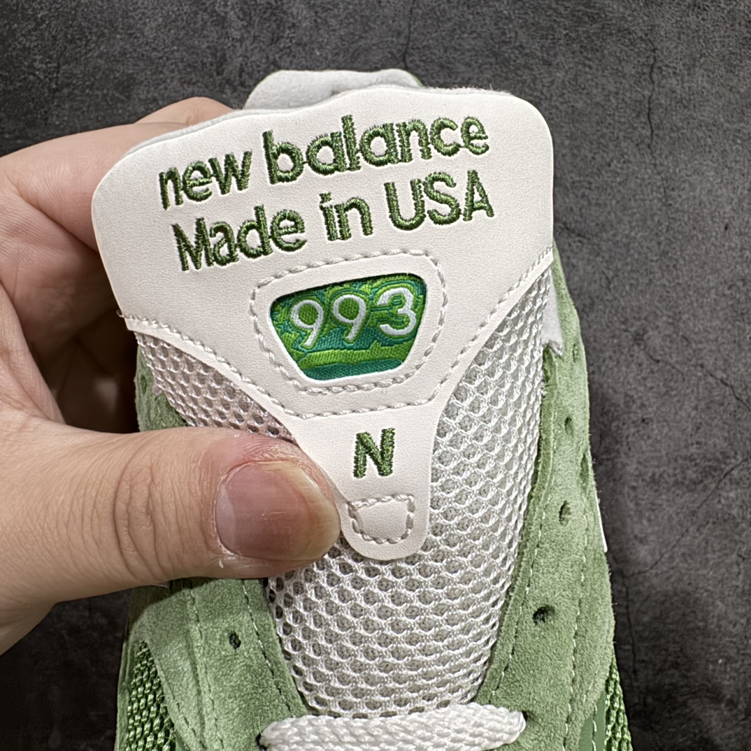 图片[6]-【总裁版】New Balance U993GW 新百伦NB993总统复古慢跑鞋 绿色n正确3M反光细节 原楦原纸版开发 正确6层组合底模精密开发 后跟透明TPU水晶装饰条稳固 沿用了引以为傲的跑鞋手工技艺 采用猪皮绒面并包裹局部透气网面的鞋身设计 菱网鞋舌上刻有New Balance USA 鞋面依旧身着经典的大热之灰 彰显了其高端的品质身份  尺码：40 40.5 41.5 42 42.5 43 44 44.5 45 46.5-莆田鞋批发中心