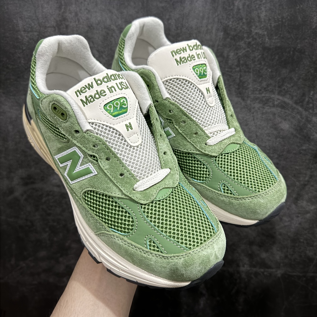 【总裁版】New Balance U993GW 新百伦NB993总统复古慢跑鞋 绿色n正确3M反光细节 原楦原纸版开发 正确6层组合底模精密开发 后跟透明TPU水晶装饰条稳固 沿用了引以为傲的跑鞋手工技艺 采用猪皮绒面并包裹局部透气网面的鞋身设计 菱网鞋舌上刻有New Balance USA 鞋面依旧身着经典的大热之灰 彰显了其高端的品质身份  尺码：40 40.5 41.5 42 42.5 43 44 44.5 45 46.5-莆田鞋批发中心