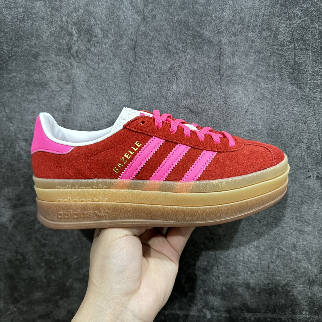 【渠道纯原】AD Originals Gazelle Bold W 羚羊松糕系列复古百搭厚底增高低帮休闲运动板鞋 IH7496n新的一年就要换新的打扮啦！除了设定变美、健身、减肥等目标外，你已经可以利用鞋子来“偷偷改善身材比例”的愿望了！ 因为有一句话。身高不够。鞋子来凑~赶快入手以下各大运动品牌最新推出的“厚底增高运动鞋”吧。 是最好穿最百搭的长腿神器。 重点是……不仅价格不错～鞋子也不错啊！Originals的Gazelle Bold鞋款打造出「超厚底版本」！延续流线鞋型、经典麂皮材质、白色三条线和侧面烫金标志的复古外型，奶油白鞋底高度直接乘3，出门搭上它，保证一路步步高升。 尺码：36 36⅔ 37⅓ 38 38⅔ 39⅓ 40 编码：NM245270-莆田鞋批发中心