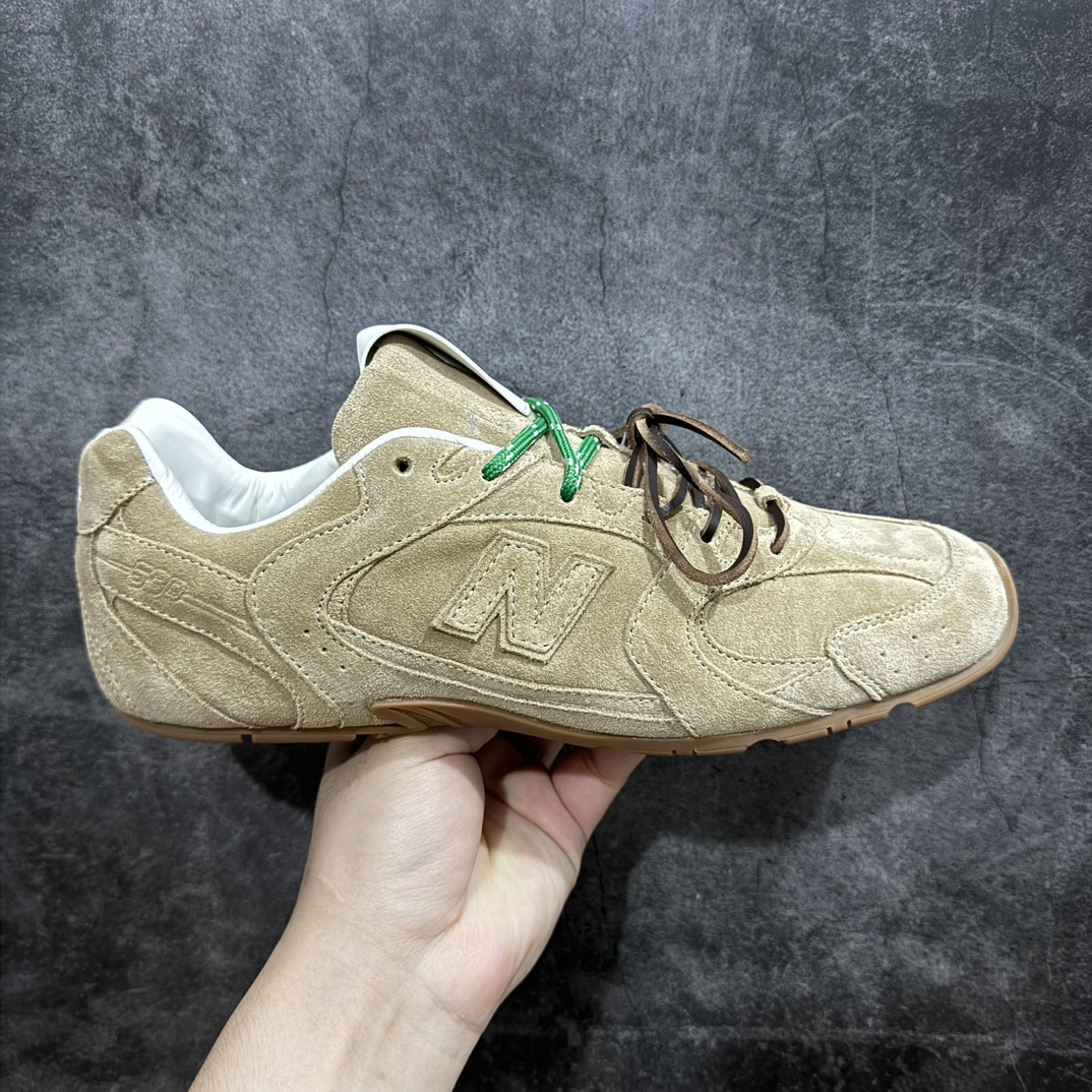 【纯原M版】Miumiu x New Balance NB530 新百伦缪缪联名款复古运动鞋 全套原楦原纸板原厂数据开发 原厂三文治网纱 原装进口羊皮加羊反绒正确绒感卡色 正确中底拉帮中底纸板满印细节 冲裁组合 匠心打造 耗时两个月开发完成 工艺极其复杂难度可想而知 新开独立私模大底 全网唯一正确私模大底 高端零售专供产物 这双变奏版本的530 SL 有着抢眼的双鞋带系统 以撞色的拼接感带出不同以往的风格 同时透过网眼面料与麂皮呈现复古质地 除了极为受到欢迎的棕色调之外 还推出了轻盈的裸白色系 而双方的联名徽标则展现在鞋舌以及内里衬底之上 搭配棉质和皮革的双重鞋带设计呈现出不俗的质感 此番的一大亮点就是将原来的ABZORB 鞋底更换为超薄外底 诠释Y2K风造型 鞋舌上的\”MiuMiu\”和\”NB\”Logo彰显联名身份 整双鞋带来浓浓的复古氛围 尺码：36 37 37.5 38 38.5 39.5 40 40.5 41.5 42 42.5 43 44  编码：HXS370390-鞋库