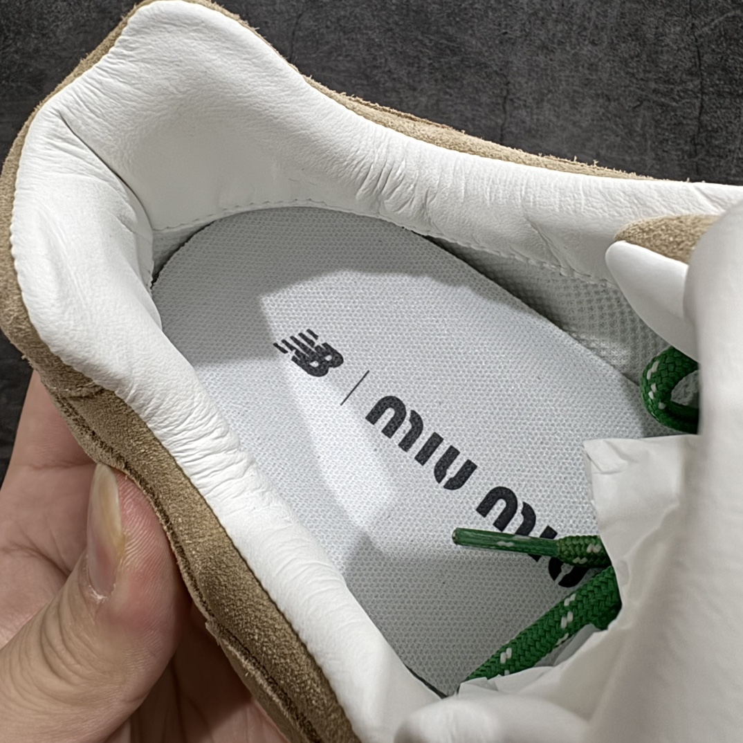 图片[7]-【纯原M版】Miumiu x New Balance NB530 新百伦缪缪联名款复古运动鞋 全套原楦原纸板原厂数据开发 原厂三文治网纱 原装进口羊皮加羊反绒正确绒感卡色 正确中底拉帮中底纸板满印细节 冲裁组合 匠心打造 耗时两个月开发完成 工艺极其复杂难度可想而知 新开独立私模大底 全网唯一正确私模大底 高端零售专供产物 这双变奏版本的530 SL 有着抢眼的双鞋带系统 以撞色的拼接感带出不同以往的风格 同时透过网眼面料与麂皮呈现复古质地 除了极为受到欢迎的棕色调之外 还推出了轻盈的裸白色系 而双方的联名徽标则展现在鞋舌以及内里衬底之上 搭配棉质和皮革的双重鞋带设计呈现出不俗的质感 此番的一大亮点就是将原来的ABZORB 鞋底更换为超薄外底 诠释Y2K风造型 鞋舌上的\”MiuMiu\”和\”NB\”Logo彰显联名身份 整双鞋带来浓浓的复古氛围 尺码：36 37 37.5 38 38.5 39.5 40 40.5 41.5 42 42.5 43 44  编码：HXS370390-鞋库