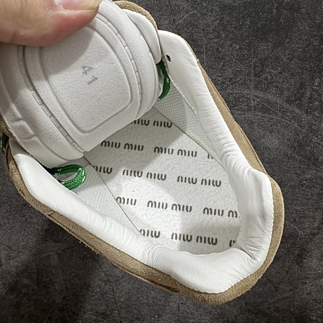 图片[8]-【纯原M版】Miumiu x New Balance NB530 新百伦缪缪联名款复古运动鞋 全套原楦原纸板原厂数据开发 原厂三文治网纱 原装进口羊皮加羊反绒正确绒感卡色 正确中底拉帮中底纸板满印细节 冲裁组合 匠心打造 耗时两个月开发完成 工艺极其复杂难度可想而知 新开独立私模大底 全网唯一正确私模大底 高端零售专供产物 这双变奏版本的530 SL 有着抢眼的双鞋带系统 以撞色的拼接感带出不同以往的风格 同时透过网眼面料与麂皮呈现复古质地 除了极为受到欢迎的棕色调之外 还推出了轻盈的裸白色系 而双方的联名徽标则展现在鞋舌以及内里衬底之上 搭配棉质和皮革的双重鞋带设计呈现出不俗的质感 此番的一大亮点就是将原来的ABZORB 鞋底更换为超薄外底 诠释Y2K风造型 鞋舌上的\”MiuMiu\”和\”NB\”Logo彰显联名身份 整双鞋带来浓浓的复古氛围 尺码：36 37 37.5 38 38.5 39.5 40 40.5 41.5 42 42.5 43 44  编码：HXS370390-鞋库