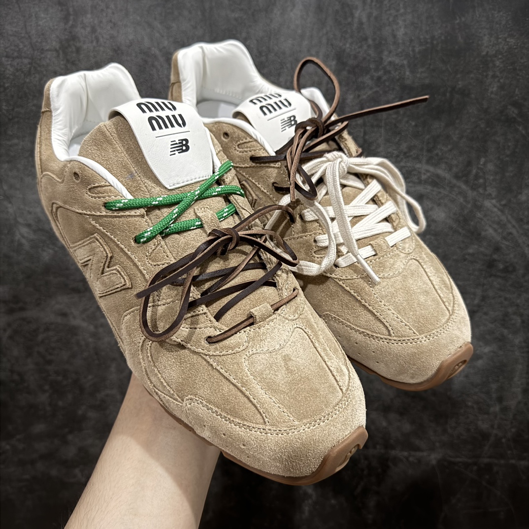 【纯原M版】Miumiu x New Balance NB530 新百伦缪缪联名款复古运动鞋 全套原楦原纸板原厂数据开发 原厂三文治网纱 原装进口羊皮加羊反绒正确绒感卡色 正确中底拉帮中底纸板满印细节 冲裁组合 匠心打造 耗时两个月开发完成 工艺极其复杂难度可想而知 新开独立私模大底 全网唯一正确私模大底 高端零售专供产物 这双变奏版本的530 SL 有着抢眼的双鞋带系统 以撞色的拼接感带出不同以往的风格 同时透过网眼面料与麂皮呈现复古质地 除了极为受到欢迎的棕色调之外 还推出了轻盈的裸白色系 而双方的联名徽标则展现在鞋舌以及内里衬底之上 搭配棉质和皮革的双重鞋带设计呈现出不俗的质感 此番的一大亮点就是将原来的ABZORB 鞋底更换为超薄外底 诠释Y2K风造型 鞋舌上的\”MiuMiu\”和\”NB\”Logo彰显联名身份 整双鞋带来浓浓的复古氛围 尺码：36 37 37.5 38 38.5 39.5 40 40.5 41.5 42 42.5 43 44  编码：HXS370390-鞋库