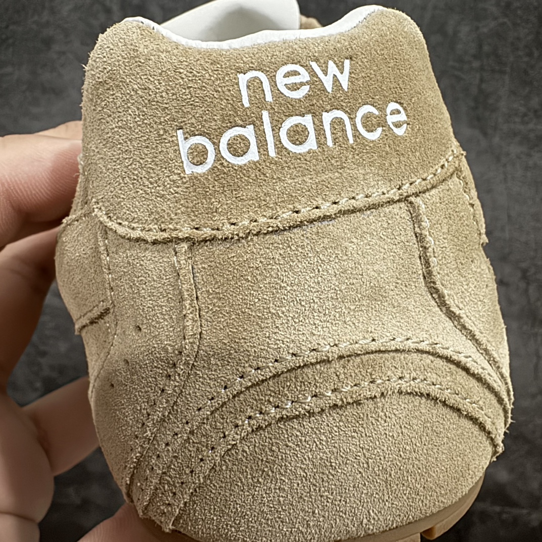 图片[3]-【纯原M版】Miumiu x New Balance NB530 新百伦缪缪联名款复古运动鞋 全套原楦原纸板原厂数据开发 原厂三文治网纱 原装进口羊皮加羊反绒正确绒感卡色 正确中底拉帮中底纸板满印细节 冲裁组合 匠心打造 耗时两个月开发完成 工艺极其复杂难度可想而知 新开独立私模大底 全网唯一正确私模大底 高端零售专供产物 这双变奏版本的530 SL 有着抢眼的双鞋带系统 以撞色的拼接感带出不同以往的风格 同时透过网眼面料与麂皮呈现复古质地 除了极为受到欢迎的棕色调之外 还推出了轻盈的裸白色系 而双方的联名徽标则展现在鞋舌以及内里衬底之上 搭配棉质和皮革的双重鞋带设计呈现出不俗的质感 此番的一大亮点就是将原来的ABZORB 鞋底更换为超薄外底 诠释Y2K风造型 鞋舌上的\”MiuMiu\”和\”NB\”Logo彰显联名身份 整双鞋带来浓浓的复古氛围 尺码：36 37 37.5 38 38.5 39.5 40 40.5 41.5 42 42.5 43 44  编码：HXS370390-鞋库