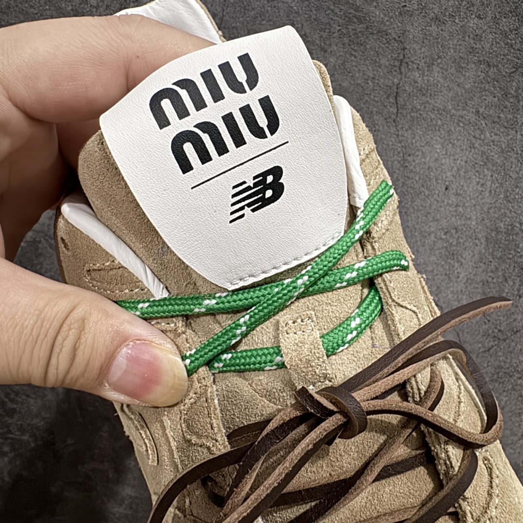 图片[5]-【纯原M版】Miumiu x New Balance NB530 新百伦缪缪联名款复古运动鞋 全套原楦原纸板原厂数据开发 原厂三文治网纱 原装进口羊皮加羊反绒正确绒感卡色 正确中底拉帮中底纸板满印细节 冲裁组合 匠心打造 耗时两个月开发完成 工艺极其复杂难度可想而知 新开独立私模大底 全网唯一正确私模大底 高端零售专供产物 这双变奏版本的530 SL 有着抢眼的双鞋带系统 以撞色的拼接感带出不同以往的风格 同时透过网眼面料与麂皮呈现复古质地 除了极为受到欢迎的棕色调之外 还推出了轻盈的裸白色系 而双方的联名徽标则展现在鞋舌以及内里衬底之上 搭配棉质和皮革的双重鞋带设计呈现出不俗的质感 此番的一大亮点就是将原来的ABZORB 鞋底更换为超薄外底 诠释Y2K风造型 鞋舌上的\”MiuMiu\”和\”NB\”Logo彰显联名身份 整双鞋带来浓浓的复古氛围 尺码：36 37 37.5 38 38.5 39.5 40 40.5 41.5 42 42.5 43 44  编码：HXS370390-鞋库