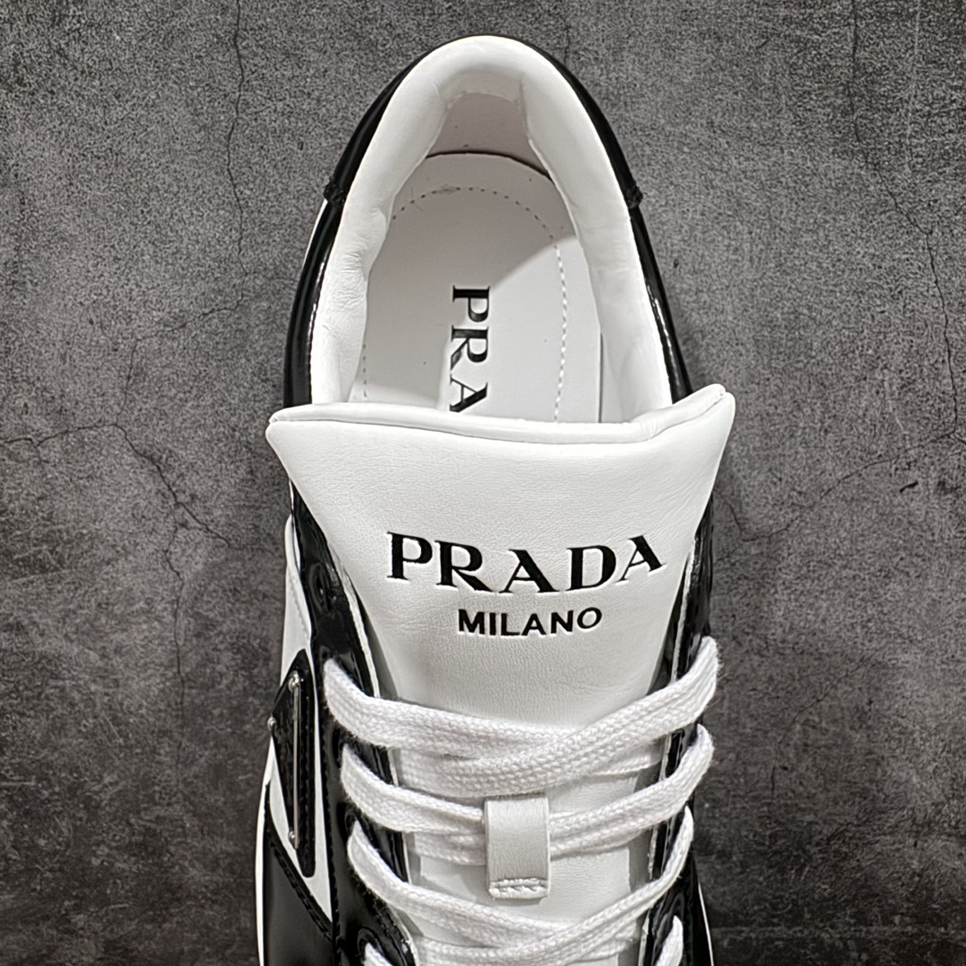 图片[8]-【渠道版】普拉达Prada Downtown Low Sneakers 闹市区系列低帮系带百搭休闲运动小白板鞋“皮革黑白熊猫三角标”nn原楦数据开发版型采用粒面头层牛皮鞋面材质内嵌灌注式PU乳胶缓震鞋垫外置3.5cmTPR抽真空橡胶鞋底标志性的珐琅三角形金属徽标，意大利高奢品牌 Size：40 40.5 41 42 42.5 43 44 44.5 45（偏大一码） 编码：HH460500-鞋库