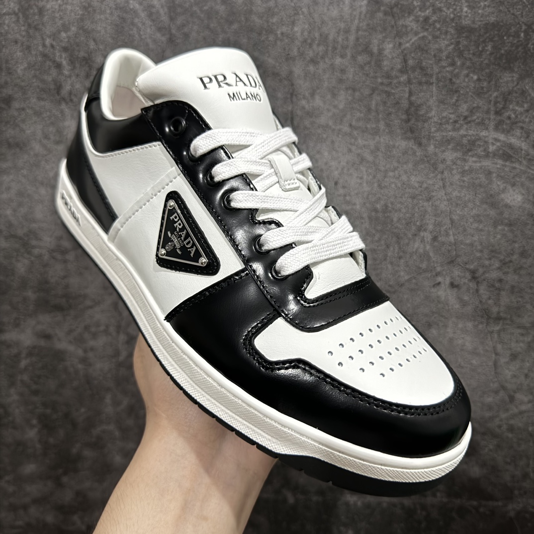 图片[3]-【渠道版】普拉达Prada Downtown Low Sneakers 闹市区系列低帮系带百搭休闲运动小白板鞋“皮革黑白熊猫三角标”nn原楦数据开发版型采用粒面头层牛皮鞋面材质内嵌灌注式PU乳胶缓震鞋垫外置3.5cmTPR抽真空橡胶鞋底标志性的珐琅三角形金属徽标，意大利高奢品牌 Size：40 40.5 41 42 42.5 43 44 44.5 45（偏大一码） 编码：HH460500-鞋库