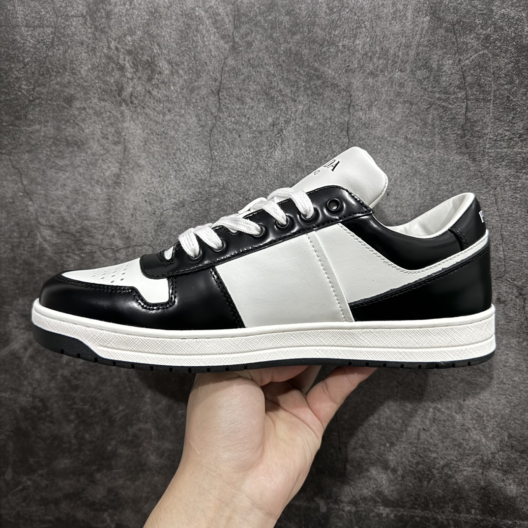 图片[2]-【渠道版】普拉达Prada Downtown Low Sneakers 闹市区系列低帮系带百搭休闲运动小白板鞋“皮革黑白熊猫三角标”nn原楦数据开发版型采用粒面头层牛皮鞋面材质内嵌灌注式PU乳胶缓震鞋垫外置3.5cmTPR抽真空橡胶鞋底标志性的珐琅三角形金属徽标，意大利高奢品牌 Size：40 40.5 41 42 42.5 43 44 44.5 45（偏大一码） 编码：HH460500-鞋库