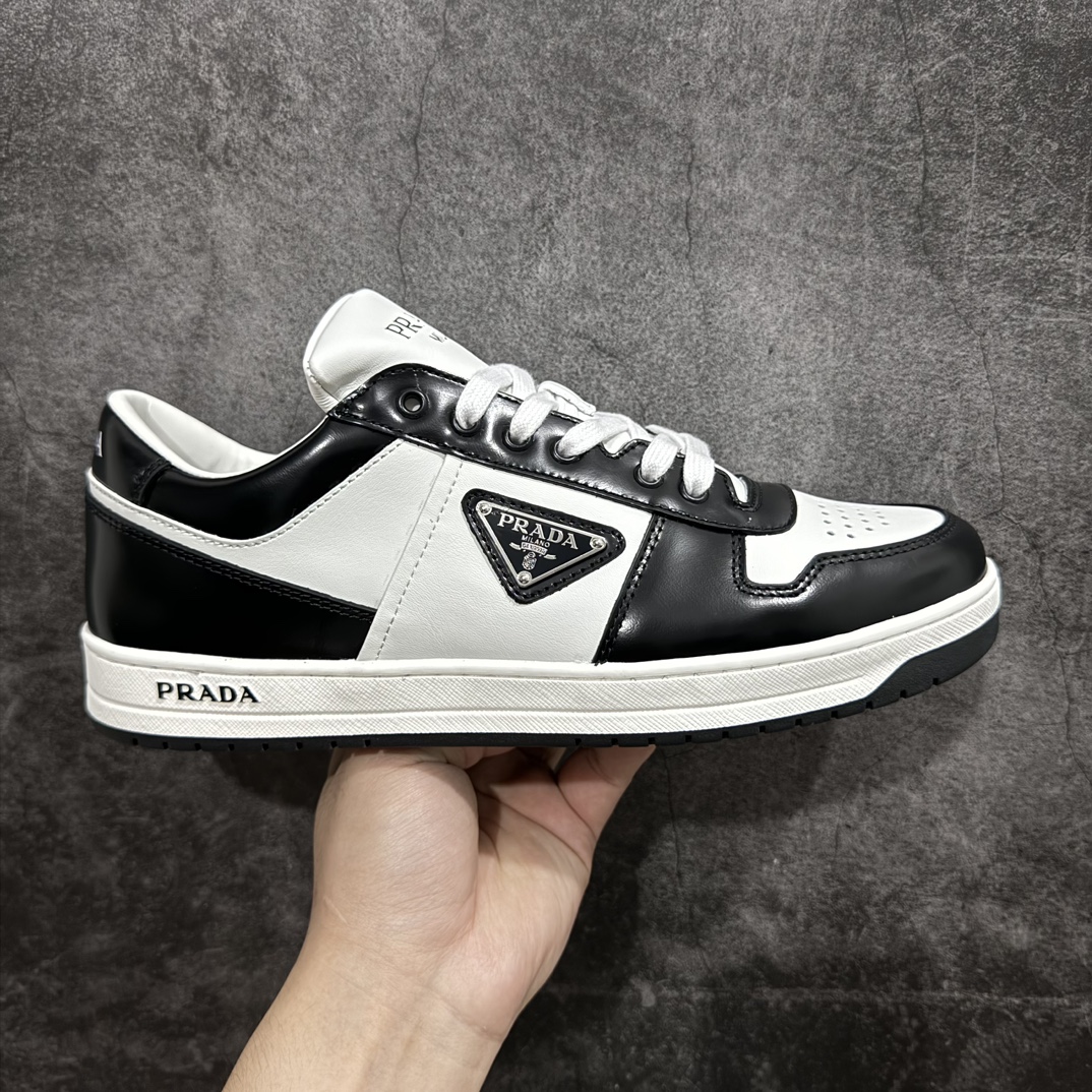 【渠道版】普拉达Prada Downtown Low Sneakers 闹市区系列低帮系带百搭休闲运动小白板鞋“皮革黑白熊猫三角标”nn原楦数据开发版型采用粒面头层牛皮鞋面材质内嵌灌注式PU乳胶缓震鞋垫外置3.5cmTPR抽真空橡胶鞋底标志性的珐琅三角形金属徽标，意大利高奢品牌 Size：40 40.5 41 42 42.5 43 44 44.5 45（偏大一码） 编码：HH460500-鞋库