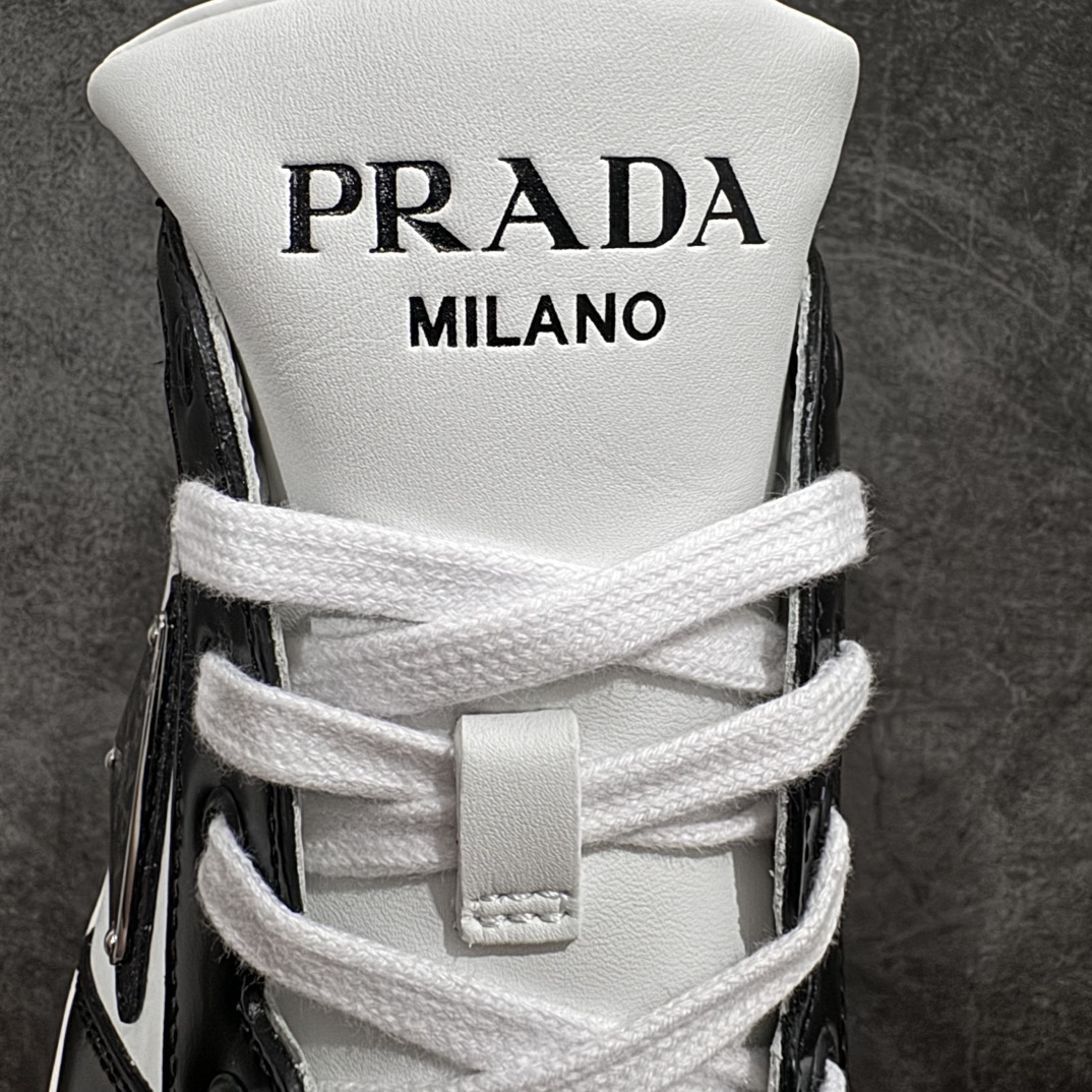 图片[6]-【渠道版】普拉达Prada Downtown Low Sneakers 闹市区系列低帮系带百搭休闲运动小白板鞋“皮革黑白熊猫三角标”nn原楦数据开发版型采用粒面头层牛皮鞋面材质内嵌灌注式PU乳胶缓震鞋垫外置3.5cmTPR抽真空橡胶鞋底标志性的珐琅三角形金属徽标，意大利高奢品牌 Size：40 40.5 41 42 42.5 43 44 44.5 45（偏大一码） 编码：HH460500-鞋库