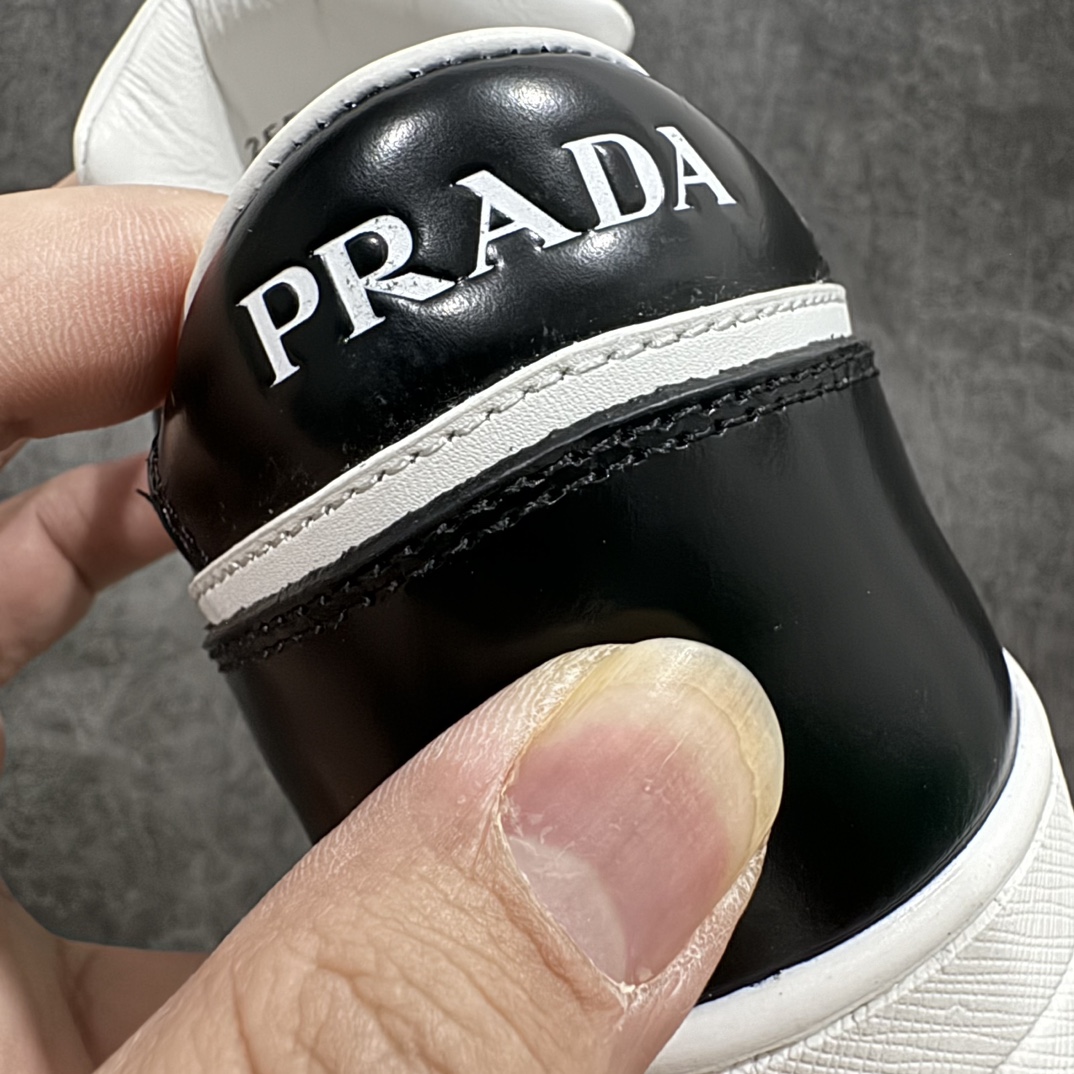 图片[3]-【渠道版】普拉达Prada Downtown Low Sneakers 闹市区系列低帮系带百搭休闲运动小白板鞋“皮革黑白熊猫三角标”nn原楦数据开发版型采用粒面头层牛皮鞋面材质内嵌灌注式PU乳胶缓震鞋垫外置3.5cmTPR抽真空橡胶鞋底标志性的珐琅三角形金属徽标，意大利高奢品牌 Size：40 40.5 41 42 42.5 43 44 44.5 45（偏大一码） 编码：HH460500-鞋库