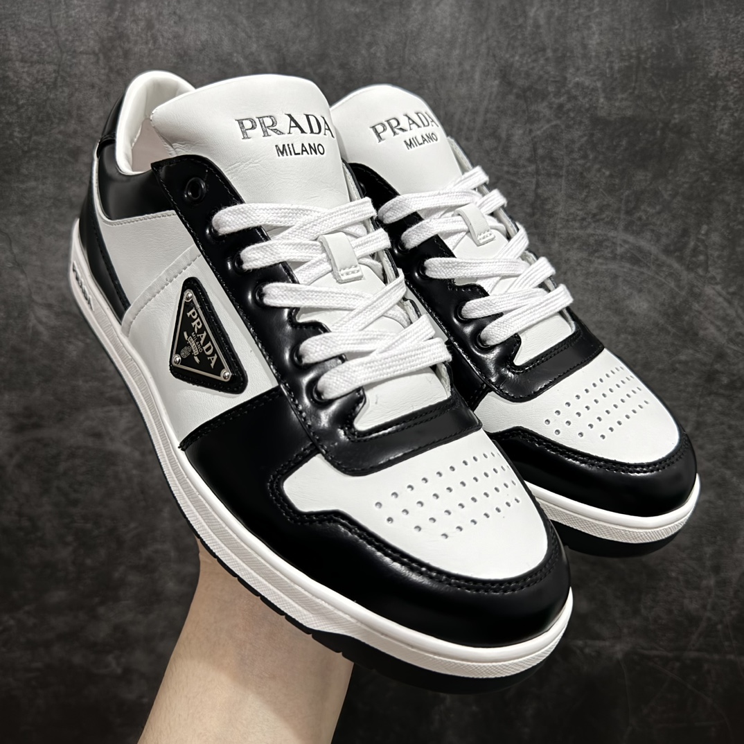 【渠道版】普拉达Prada Downtown Low Sneakers 闹市区系列低帮系带百搭休闲运动小白板鞋“皮革黑白熊猫三角标”nn原楦数据开发版型采用粒面头层牛皮鞋面材质内嵌灌注式PU乳胶缓震鞋垫外置3.5cmTPR抽真空橡胶鞋底标志性的珐琅三角形金属徽标，意大利高奢品牌 Size：40 40.5 41 42 42.5 43 44 44.5 45（偏大一码） 编码：HH460500-鞋库