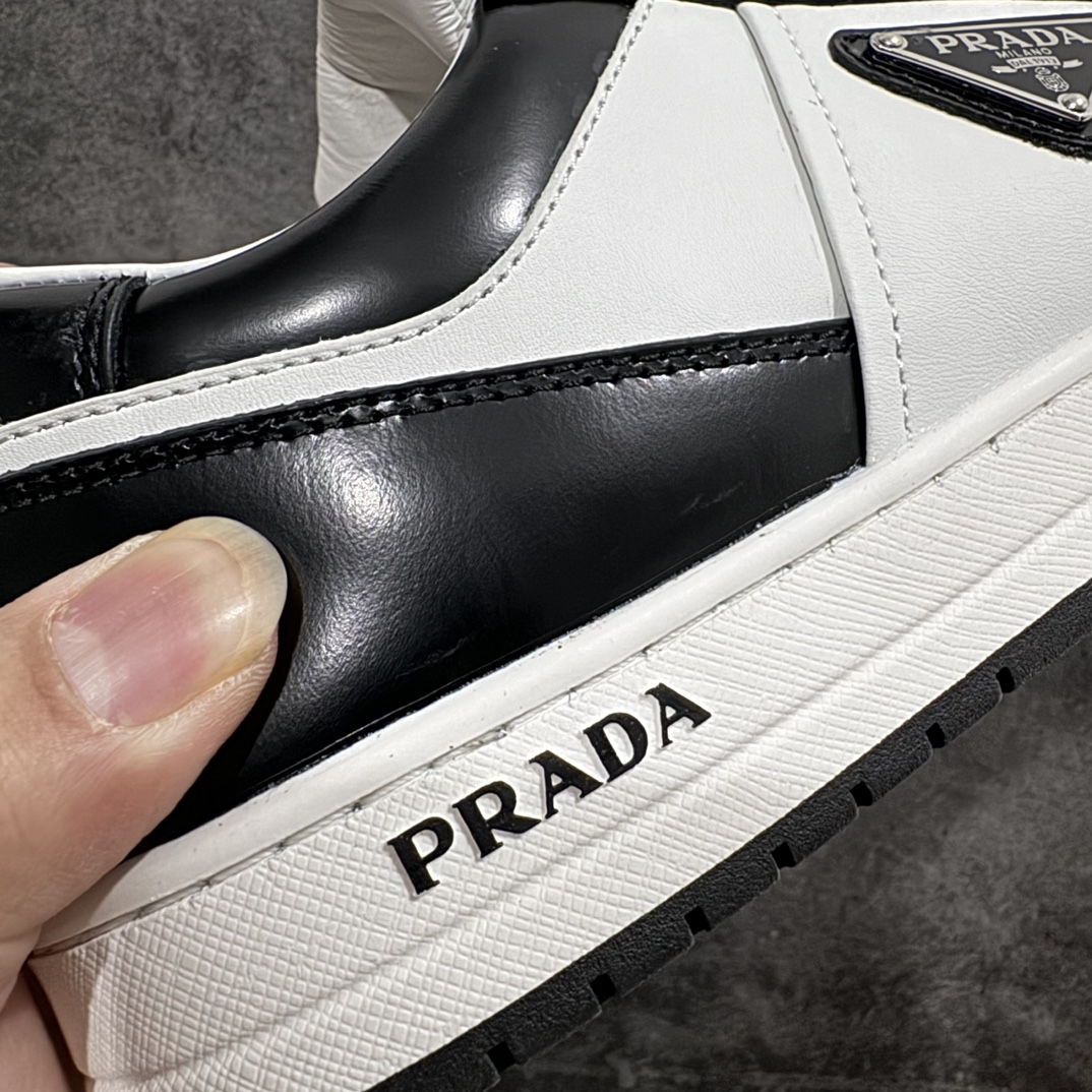 图片[2]-【渠道版】普拉达Prada Downtown Low Sneakers 闹市区系列低帮系带百搭休闲运动小白板鞋“皮革黑白熊猫三角标”nn原楦数据开发版型采用粒面头层牛皮鞋面材质内嵌灌注式PU乳胶缓震鞋垫外置3.5cmTPR抽真空橡胶鞋底标志性的珐琅三角形金属徽标，意大利高奢品牌 Size：40 40.5 41 42 42.5 43 44 44.5 45（偏大一码） 编码：HH460500-鞋库