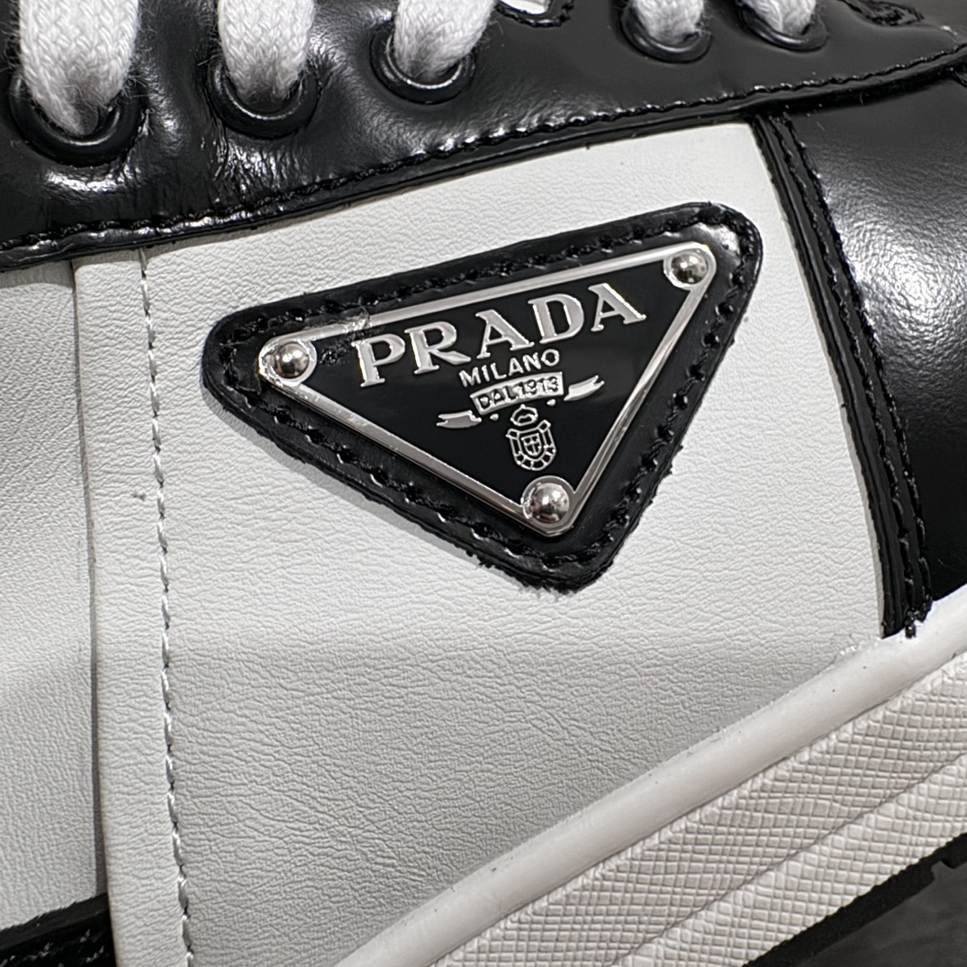 图片[4]-【渠道版】普拉达Prada Downtown Low Sneakers 闹市区系列低帮系带百搭休闲运动小白板鞋“皮革黑白熊猫三角标”nn原楦数据开发版型采用粒面头层牛皮鞋面材质内嵌灌注式PU乳胶缓震鞋垫外置3.5cmTPR抽真空橡胶鞋底标志性的珐琅三角形金属徽标，意大利高奢品牌 Size：40 40.5 41 42 42.5 43 44 44.5 45（偏大一码） 编码：HH460500-鞋库