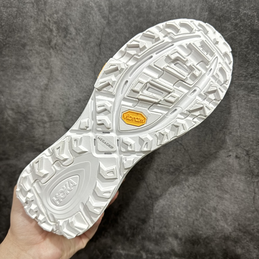 图片[9]-【公司级】HOKA ONE ONE Mafate Speed 2 Low 玛法特2代系列低帮轻量户外越野休闲运动慢跑鞋nHOKA ONE ONE 最近推出了一个胶囊系列 Origin Story 这个系列里的 Mafate Speed 2 可以说让我日思夜想有一阵子了 最近终于拔草 让我来分享一下这双也是上脚赞到爆的越野跑鞋吧 以阿尔卑斯山脉作为主题将亮黄色与蓝色调覆盖在这经典轮廓之上 配色的呈现效果相当亮眼 以至于很多人买这个配色是用来日常搭配的 鞋面采用超轻的无缝架构 轻薄的TPU贴在透气的鞋面材料上 减轻重量同时也保证了支撑性 鞋底则采用滚动平衡技术 引导跑者回归自然步态 祖传的神奇EVA材质中底依旧是一如既往地表现优秀 能提供充足的缓震 作为HOKA家的越野跑鞋 VIBRAM 橡胶大底也是必不可少的 即便在复杂湿滑的地形 依旧能有良好的抓地力及稳定性 鞋带采用了弹性不易松脱的扁宽弹性鞋带 前掌与中掌部分也进行了加宽 也更加适合亚洲人的脚型 是一款十分全面且足够强悍的户外硬核越野鞋 而这双极其亮眼的越野跑鞋恰好又是在江山一百中参赛的UTMB冠军 Ludovic POMMERET 夺冠时穿着的战靴 这就让它变得更加有吸引力了 用来日常搭配的话短裤是基本不挑 长裤我个人推荐阔腿裤 工装裤以及各种长筒牛仔裤都可以SIZE：36 36.5 37.5 38 38.5 39 40 40.5 41 42 42.5 43 44 44.5 45 编码：LDS250270-鞋库