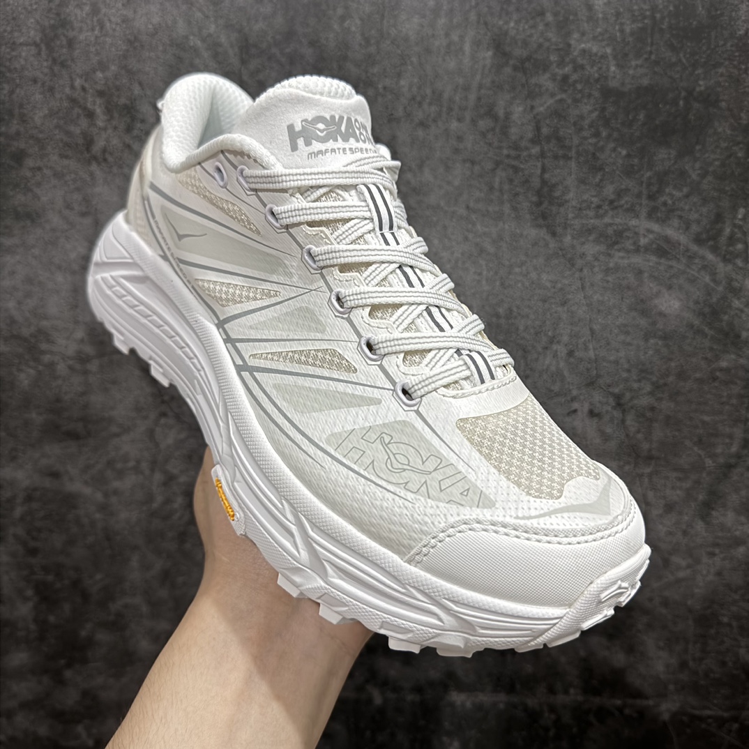 图片[3]-【公司级】HOKA ONE ONE Mafate Speed 2 Low 玛法特2代系列低帮轻量户外越野休闲运动慢跑鞋nHOKA ONE ONE 最近推出了一个胶囊系列 Origin Story 这个系列里的 Mafate Speed 2 可以说让我日思夜想有一阵子了 最近终于拔草 让我来分享一下这双也是上脚赞到爆的越野跑鞋吧 以阿尔卑斯山脉作为主题将亮黄色与蓝色调覆盖在这经典轮廓之上 配色的呈现效果相当亮眼 以至于很多人买这个配色是用来日常搭配的 鞋面采用超轻的无缝架构 轻薄的TPU贴在透气的鞋面材料上 减轻重量同时也保证了支撑性 鞋底则采用滚动平衡技术 引导跑者回归自然步态 祖传的神奇EVA材质中底依旧是一如既往地表现优秀 能提供充足的缓震 作为HOKA家的越野跑鞋 VIBRAM 橡胶大底也是必不可少的 即便在复杂湿滑的地形 依旧能有良好的抓地力及稳定性 鞋带采用了弹性不易松脱的扁宽弹性鞋带 前掌与中掌部分也进行了加宽 也更加适合亚洲人的脚型 是一款十分全面且足够强悍的户外硬核越野鞋 而这双极其亮眼的越野跑鞋恰好又是在江山一百中参赛的UTMB冠军 Ludovic POMMERET 夺冠时穿着的战靴 这就让它变得更加有吸引力了 用来日常搭配的话短裤是基本不挑 长裤我个人推荐阔腿裤 工装裤以及各种长筒牛仔裤都可以SIZE：36 36.5 37.5 38 38.5 39 40 40.5 41 42 42.5 43 44 44.5 45 编码：LDS250270-鞋库