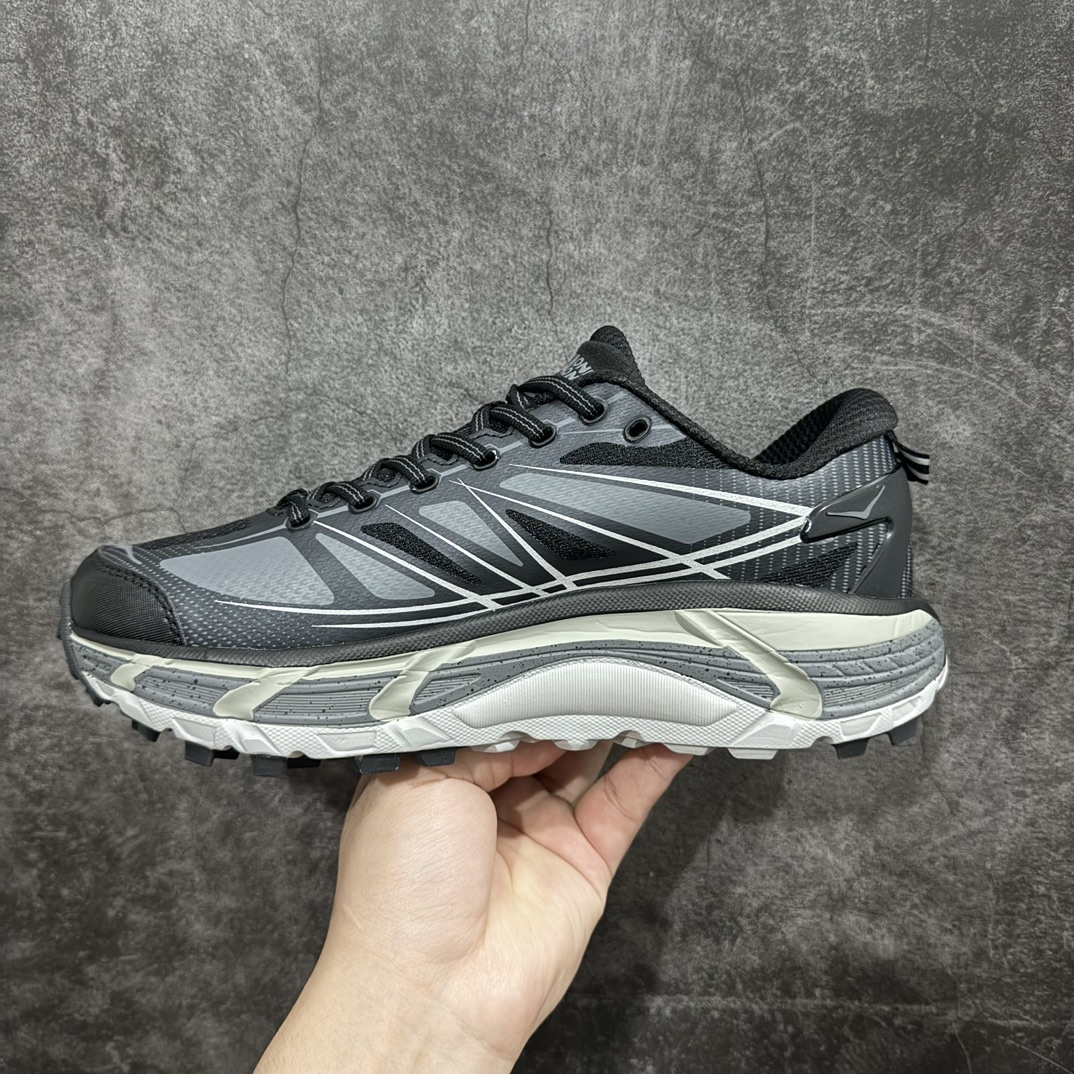 图片[2]-【公司级】HOKA ONE ONE Mafate Speed 2 Low 玛法特2代系列低帮轻量户外越野休闲运动慢跑鞋nHOKA ONE ONE 最近推出了一个胶囊系列 Origin Story 这个系列里的 Mafate Speed 2 可以说让我日思夜想有一阵子了 最近终于拔草 让我来分享一下这双也是上脚赞到爆的越野跑鞋吧 以阿尔卑斯山脉作为主题将亮黄色与蓝色调覆盖在这经典轮廓之上 配色的呈现效果相当亮眼 以至于很多人买这个配色是用来日常搭配的 鞋面采用超轻的无缝架构 轻薄的TPU贴在透气的鞋面材料上 减轻重量同时也保证了支撑性 鞋底则采用滚动平衡技术 引导跑者回归自然步态 祖传的神奇EVA材质中底依旧是一如既往地表现优秀 能提供充足的缓震 作为HOKA家的越野跑鞋 VIBRAM 橡胶大底也是必不可少的 即便在复杂湿滑的地形 依旧能有良好的抓地力及稳定性 鞋带采用了弹性不易松脱的扁宽弹性鞋带 前掌与中掌部分也进行了加宽 也更加适合亚洲人的脚型 是一款十分全面且足够强悍的户外硬核越野鞋 而这双极其亮眼的越野跑鞋恰好又是在江山一百中参赛的UTMB冠军 Ludovic POMMERET 夺冠时穿着的战靴 这就让它变得更加有吸引力了 用来日常搭配的话短裤是基本不挑 长裤我个人推荐阔腿裤 工装裤以及各种长筒牛仔裤都可以SIZE：36 36.5 37.5 38 38.5 39 40 40.5 41 42 42.5 43 44 44.5 45 编码：LDS250270-鞋库