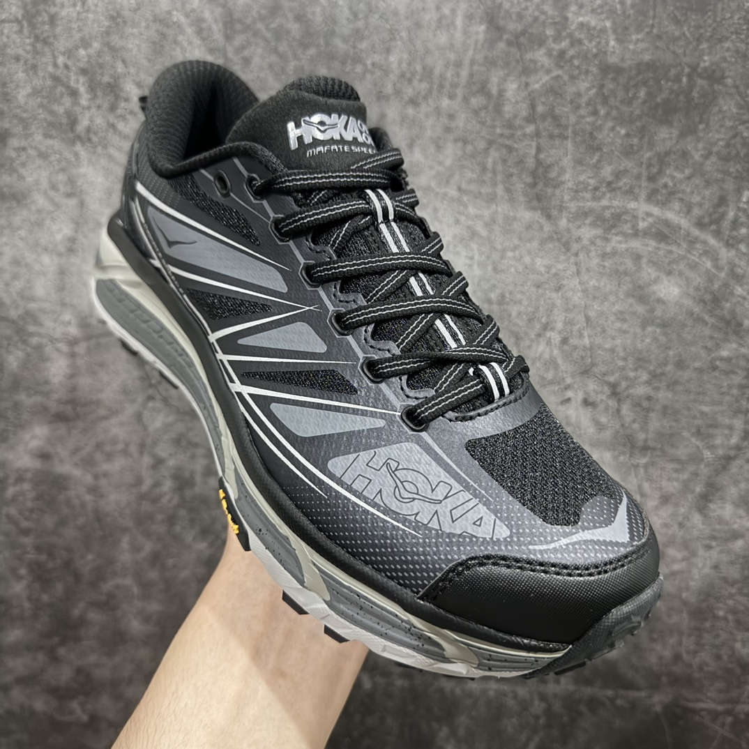 图片[3]-【公司级】HOKA ONE ONE Mafate Speed 2 Low 玛法特2代系列低帮轻量户外越野休闲运动慢跑鞋nHOKA ONE ONE 最近推出了一个胶囊系列 Origin Story 这个系列里的 Mafate Speed 2 可以说让我日思夜想有一阵子了 最近终于拔草 让我来分享一下这双也是上脚赞到爆的越野跑鞋吧 以阿尔卑斯山脉作为主题将亮黄色与蓝色调覆盖在这经典轮廓之上 配色的呈现效果相当亮眼 以至于很多人买这个配色是用来日常搭配的 鞋面采用超轻的无缝架构 轻薄的TPU贴在透气的鞋面材料上 减轻重量同时也保证了支撑性 鞋底则采用滚动平衡技术 引导跑者回归自然步态 祖传的神奇EVA材质中底依旧是一如既往地表现优秀 能提供充足的缓震 作为HOKA家的越野跑鞋 VIBRAM 橡胶大底也是必不可少的 即便在复杂湿滑的地形 依旧能有良好的抓地力及稳定性 鞋带采用了弹性不易松脱的扁宽弹性鞋带 前掌与中掌部分也进行了加宽 也更加适合亚洲人的脚型 是一款十分全面且足够强悍的户外硬核越野鞋 而这双极其亮眼的越野跑鞋恰好又是在江山一百中参赛的UTMB冠军 Ludovic POMMERET 夺冠时穿着的战靴 这就让它变得更加有吸引力了 用来日常搭配的话短裤是基本不挑 长裤我个人推荐阔腿裤 工装裤以及各种长筒牛仔裤都可以SIZE：36 36.5 37.5 38 38.5 39 40 40.5 41 42 42.5 43 44 44.5 45 编码：LDS250270-鞋库