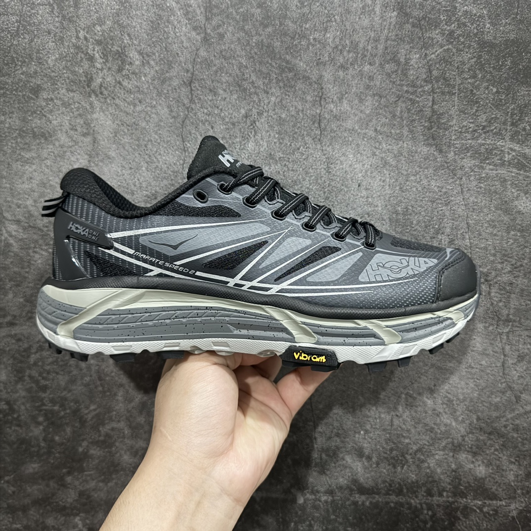 【公司级】HOKA ONE ONE Mafate Speed 2 Low 玛法特2代系列低帮轻量户外越野休闲运动慢跑鞋nHOKA ONE ONE 最近推出了一个胶囊系列 Origin Story 这个系列里的 Mafate Speed 2 可以说让我日思夜想有一阵子了 最近终于拔草 让我来分享一下这双也是上脚赞到爆的越野跑鞋吧 以阿尔卑斯山脉作为主题将亮黄色与蓝色调覆盖在这经典轮廓之上 配色的呈现效果相当亮眼 以至于很多人买这个配色是用来日常搭配的 鞋面采用超轻的无缝架构 轻薄的TPU贴在透气的鞋面材料上 减轻重量同时也保证了支撑性 鞋底则采用滚动平衡技术 引导跑者回归自然步态 祖传的神奇EVA材质中底依旧是一如既往地表现优秀 能提供充足的缓震 作为HOKA家的越野跑鞋 VIBRAM 橡胶大底也是必不可少的 即便在复杂湿滑的地形 依旧能有良好的抓地力及稳定性 鞋带采用了弹性不易松脱的扁宽弹性鞋带 前掌与中掌部分也进行了加宽 也更加适合亚洲人的脚型 是一款十分全面且足够强悍的户外硬核越野鞋 而这双极其亮眼的越野跑鞋恰好又是在江山一百中参赛的UTMB冠军 Ludovic POMMERET 夺冠时穿着的战靴 这就让它变得更加有吸引力了 用来日常搭配的话短裤是基本不挑 长裤我个人推荐阔腿裤 工装裤以及各种长筒牛仔裤都可以SIZE：36 36.5 37.5 38 38.5 39 40 40.5 41 42 42.5 43 44 44.5 45 编码：LDS250270-鞋库